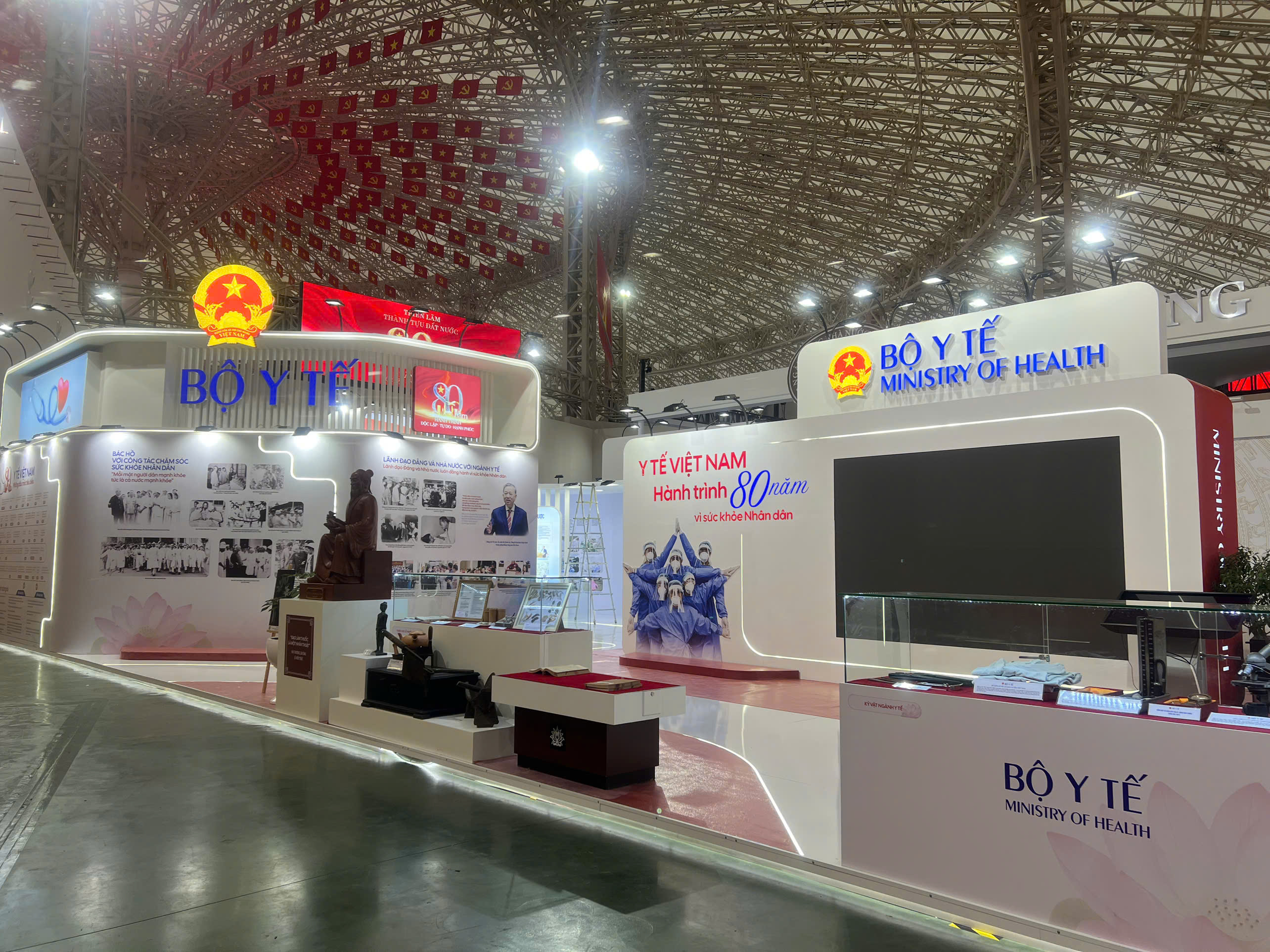 Xuyên không gian, trải nghiệm 80 năm y tế Việt Nam bằng công nghệ VR- Ảnh 1. Xuyên không gian, trải nghiệm 80 năm y tế Việt Nam bằng công nghệ VR- Ảnh 1.