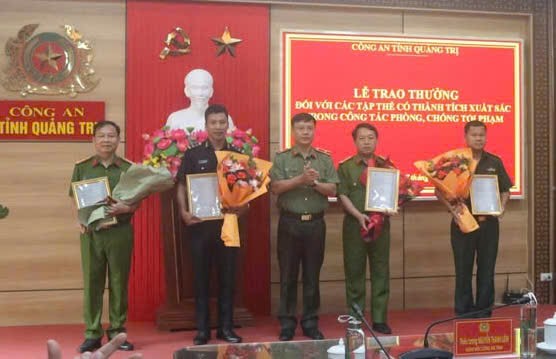 Khen thưởng thành tích xuất sắc của các đơn vị phá án tại Quảng Trị- Ảnh 1. Khen thưởng thành tích xuất sắc của các đơn vị phá án tại Quảng Trị- Ảnh 1.