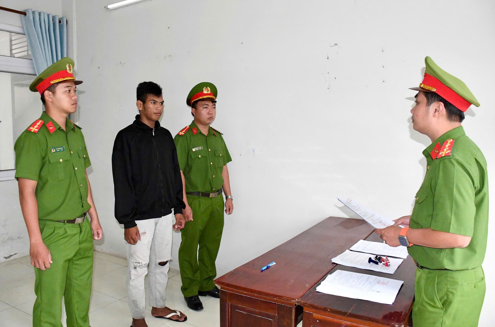 Khởi tố nhóm thanh thiếu niên mang theo hung khí rượt đuổi nhau - Ảnh 1.