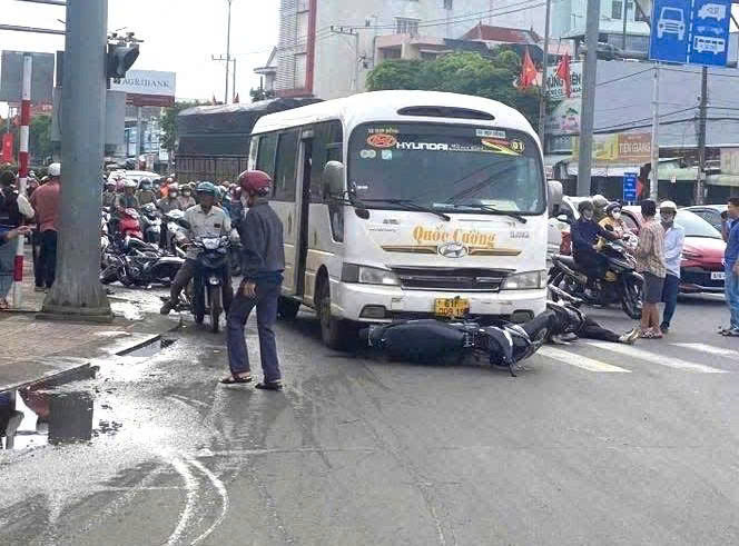 Xác định nguyên nhân ô tô khách tông hàng loạt xe máy ở Đồng Nai - Ảnh 1.