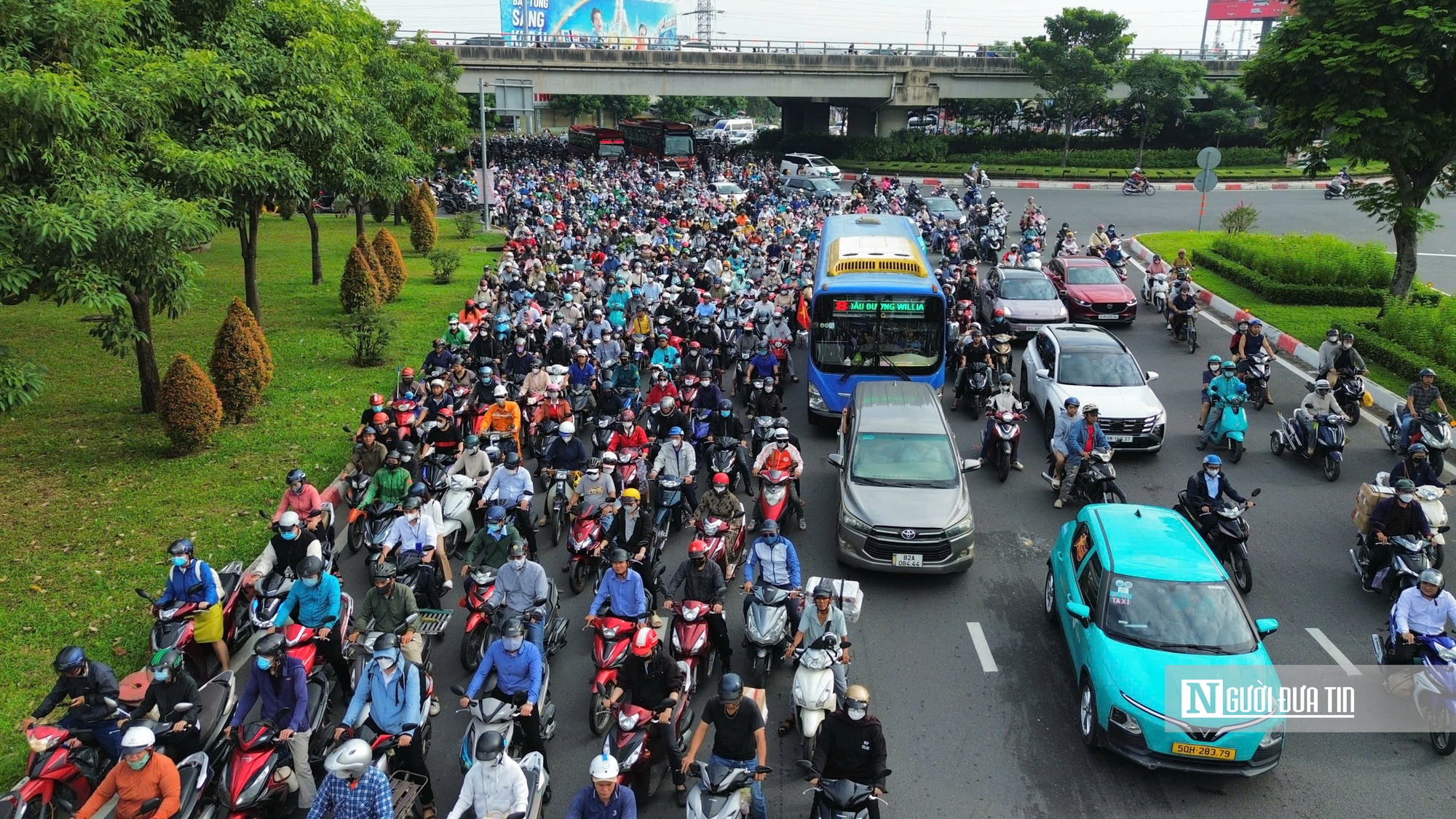 Người dân vất vả qua cầu Bình Triệu 1 trong ngày đầu cấm xe- Ảnh 1.