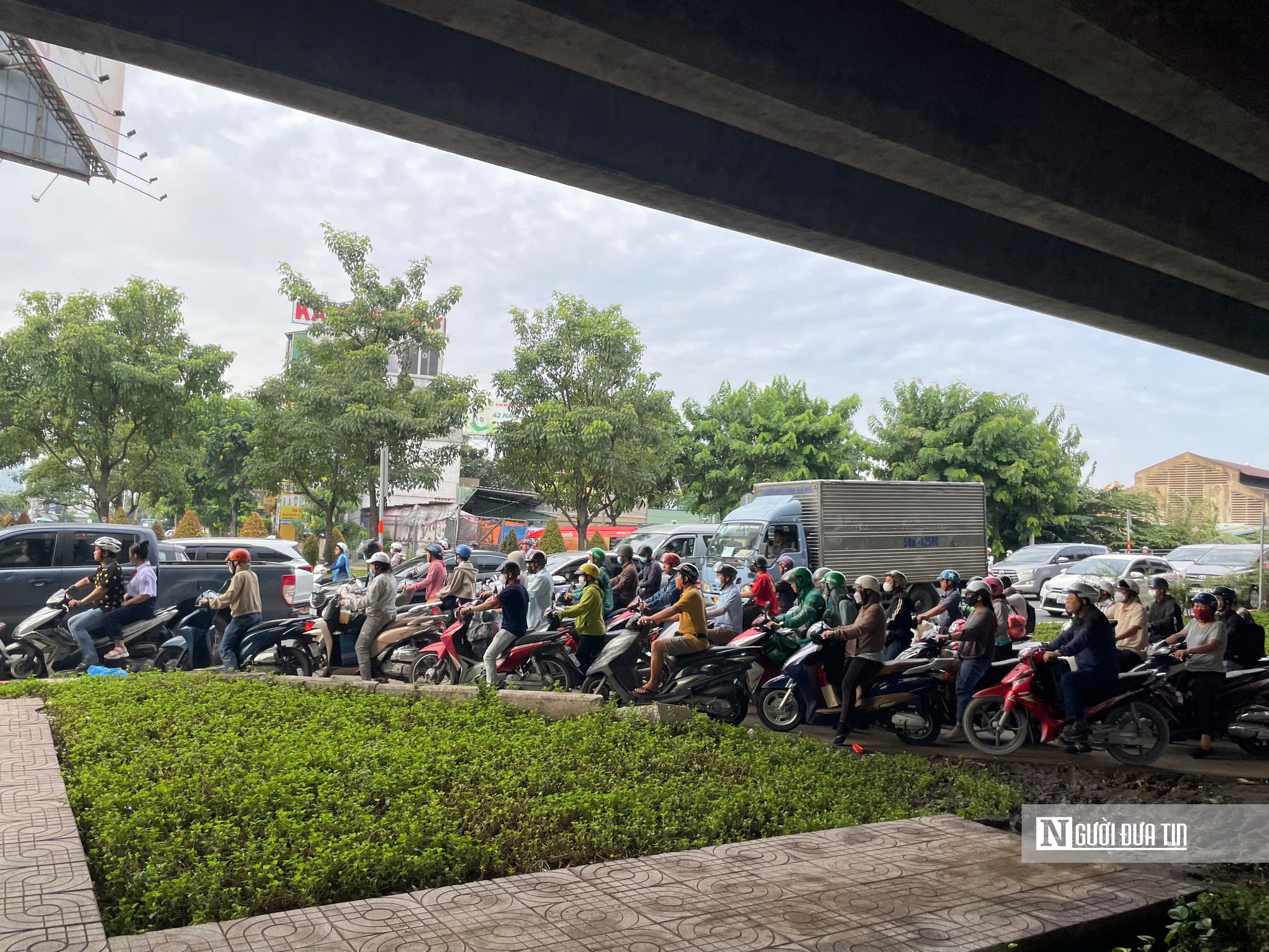 Người dân vất vả qua cầu Bình Triệu 1 trong ngày đầu cấm xe- Ảnh 2.