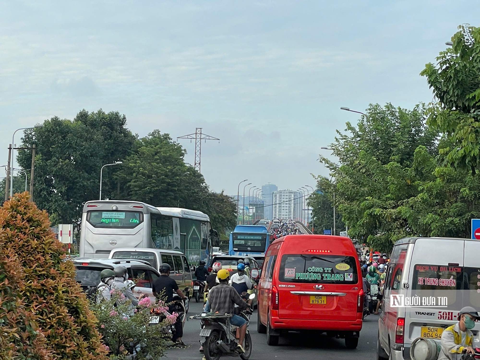 Người dân vất vả qua cầu Bình Triệu 1 trong ngày đầu cấm xe- Ảnh 3.