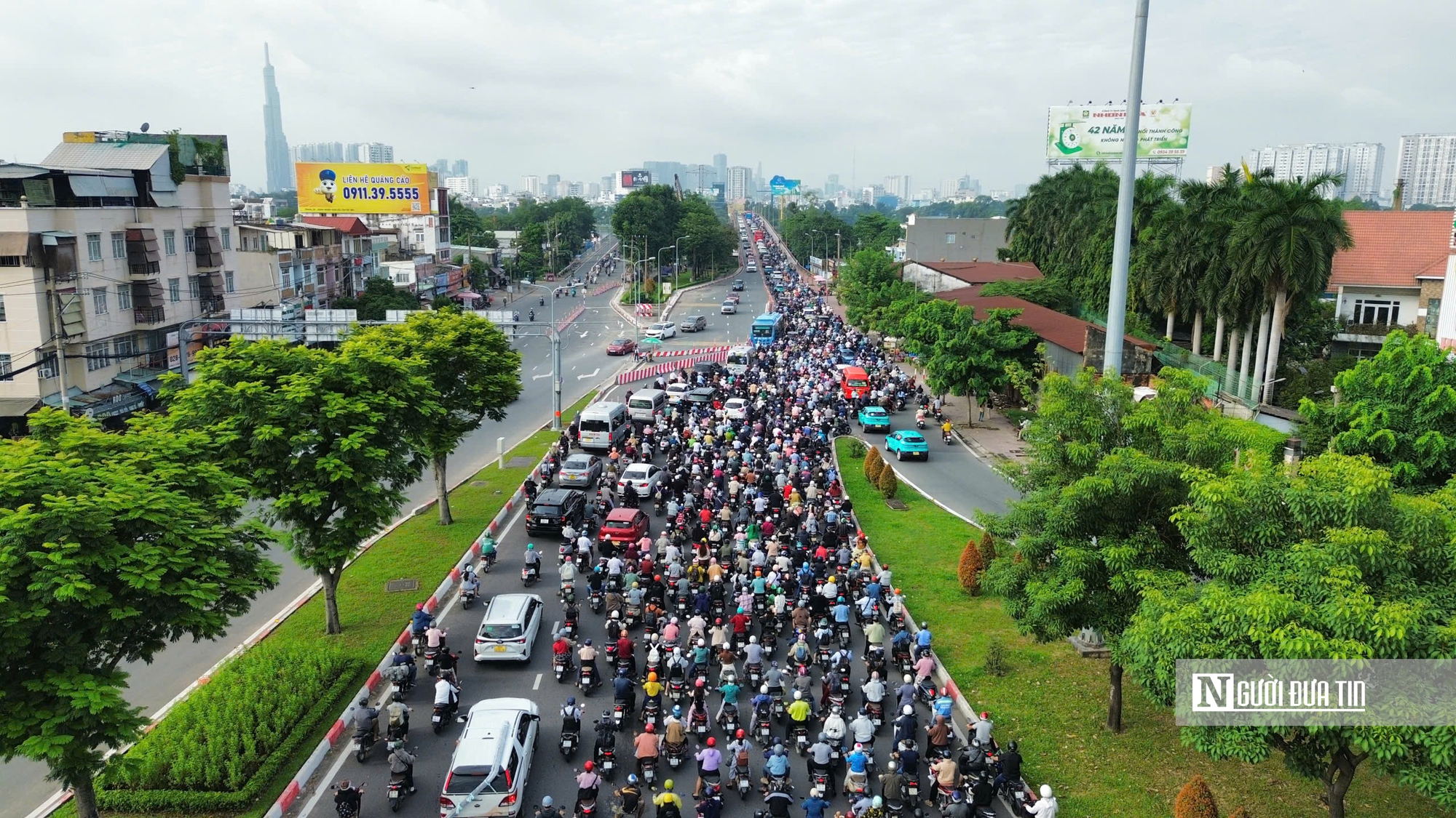 Người dân vất vả qua cầu Bình Triệu 1 trong ngày đầu cấm xe- Ảnh 4.