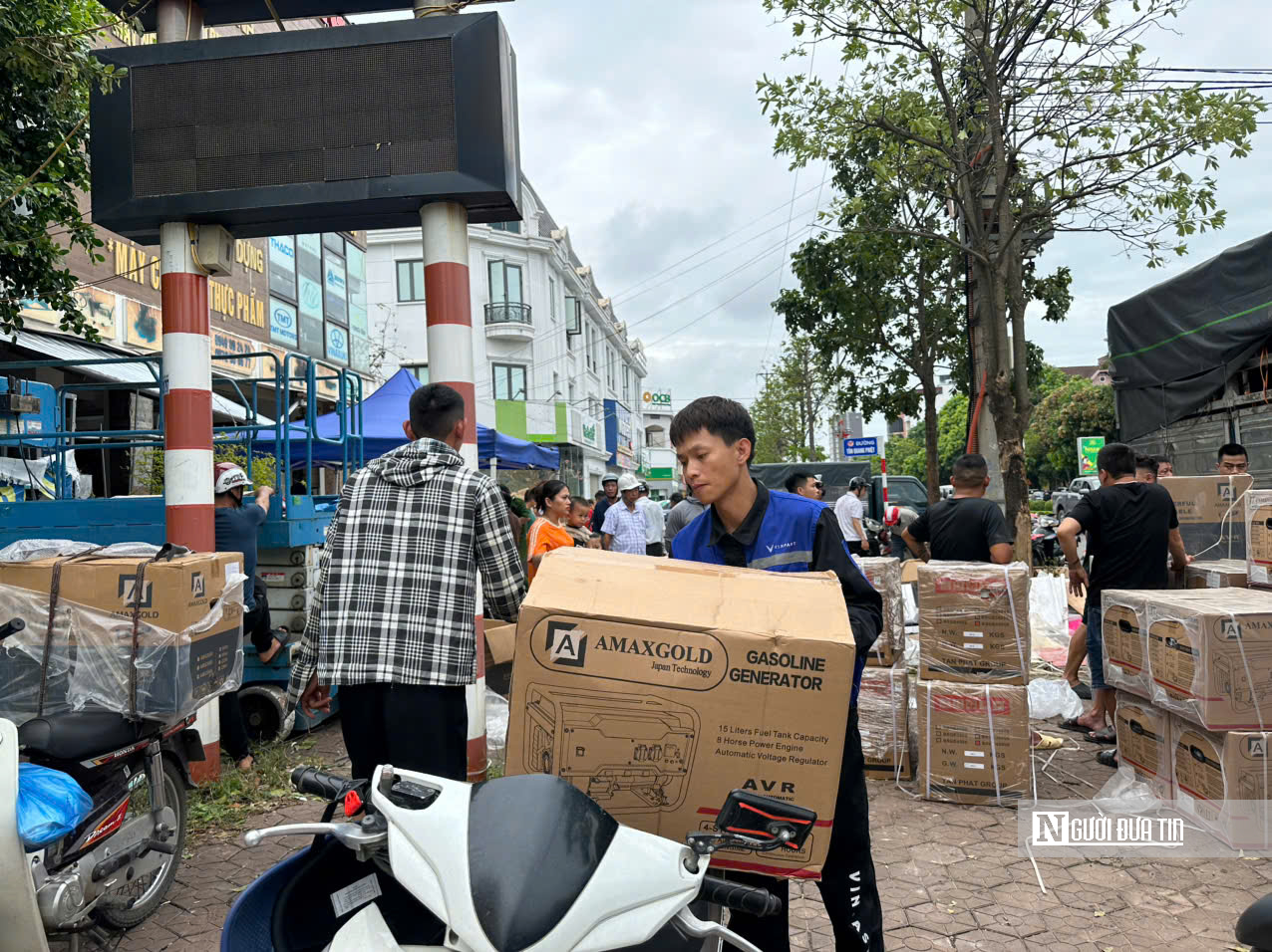 Người dân đổ xô mua máy phát điện sau bão số 5- Ảnh 2. Người dân đổ xô mua máy phát điện sau bão số 5- Ảnh 2.