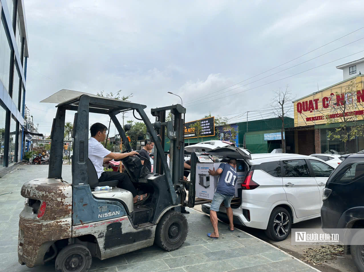 Người dân đổ xô mua máy phát điện sau bão số 5- Ảnh 3. Người dân đổ xô mua máy phát điện sau bão số 5- Ảnh 3.