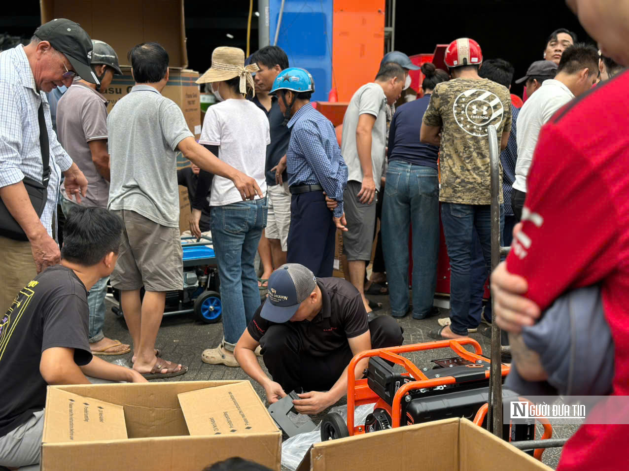Người dân đổ xô mua máy phát điện sau bão số 5- Ảnh 6. Người dân đổ xô mua máy phát điện sau bão số 5- Ảnh 6.