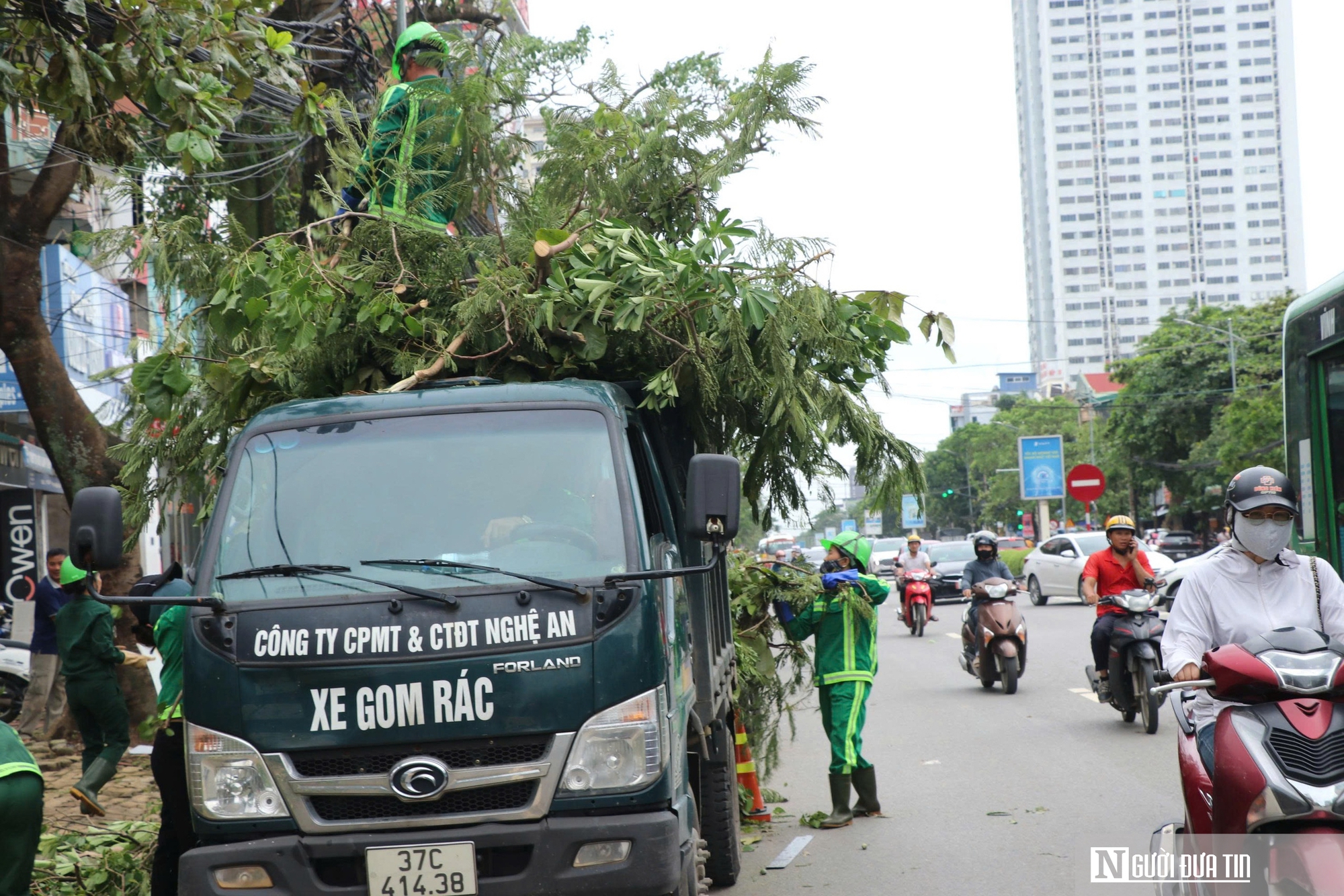 Nghệ An căng mình xử lý lượng rác "khổng lồ" sau bão - Ảnh 3.