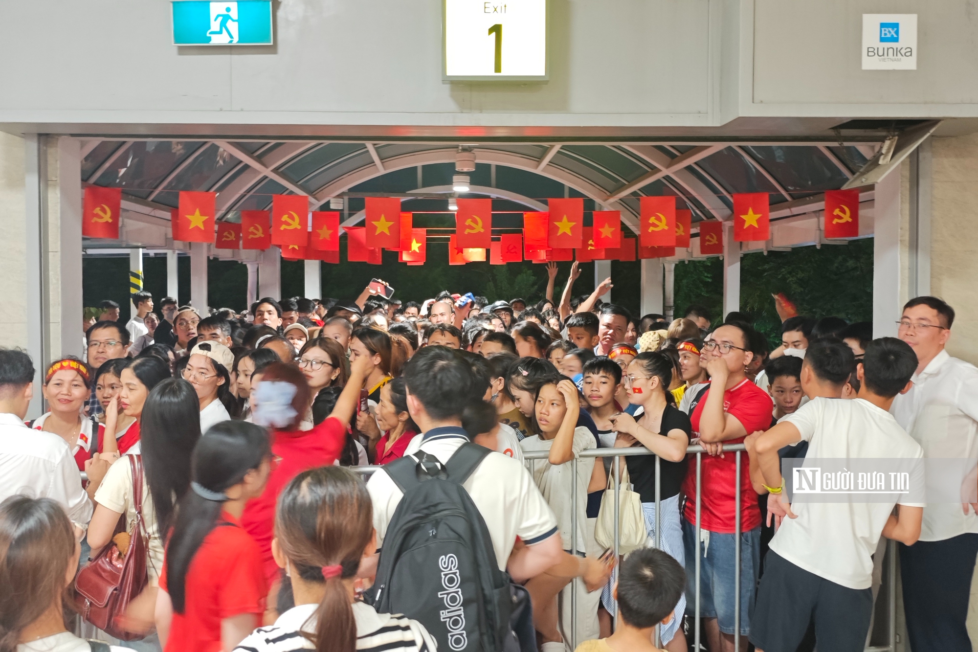 Hà Nội: Người dân chọn tàu điện để kịp xem sơ duyệt lễ diễu binh, diễu hành A80- Ảnh 1. Hà Nội: Người dân chọn tàu điện để kịp xem sơ duyệt lễ diễu binh, diễu hành A80- Ảnh 1.