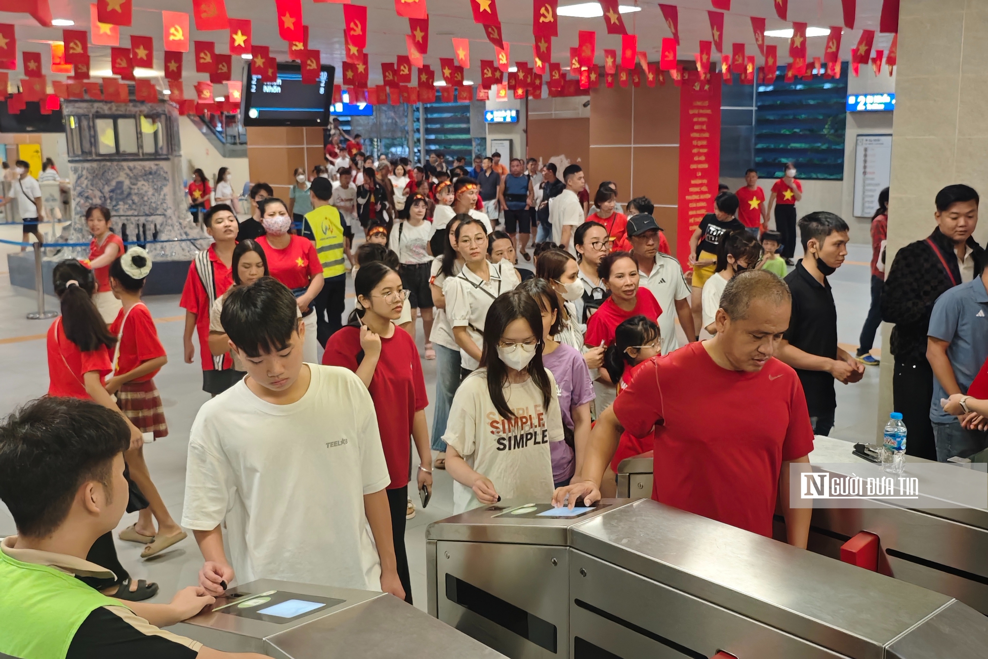 Hà Nội: Người dân chọn tàu điện để kịp xem sơ duyệt lễ diễu binh, diễu hành A80- Ảnh 2. Hà Nội: Người dân chọn tàu điện để kịp xem sơ duyệt lễ diễu binh, diễu hành A80- Ảnh 2.
