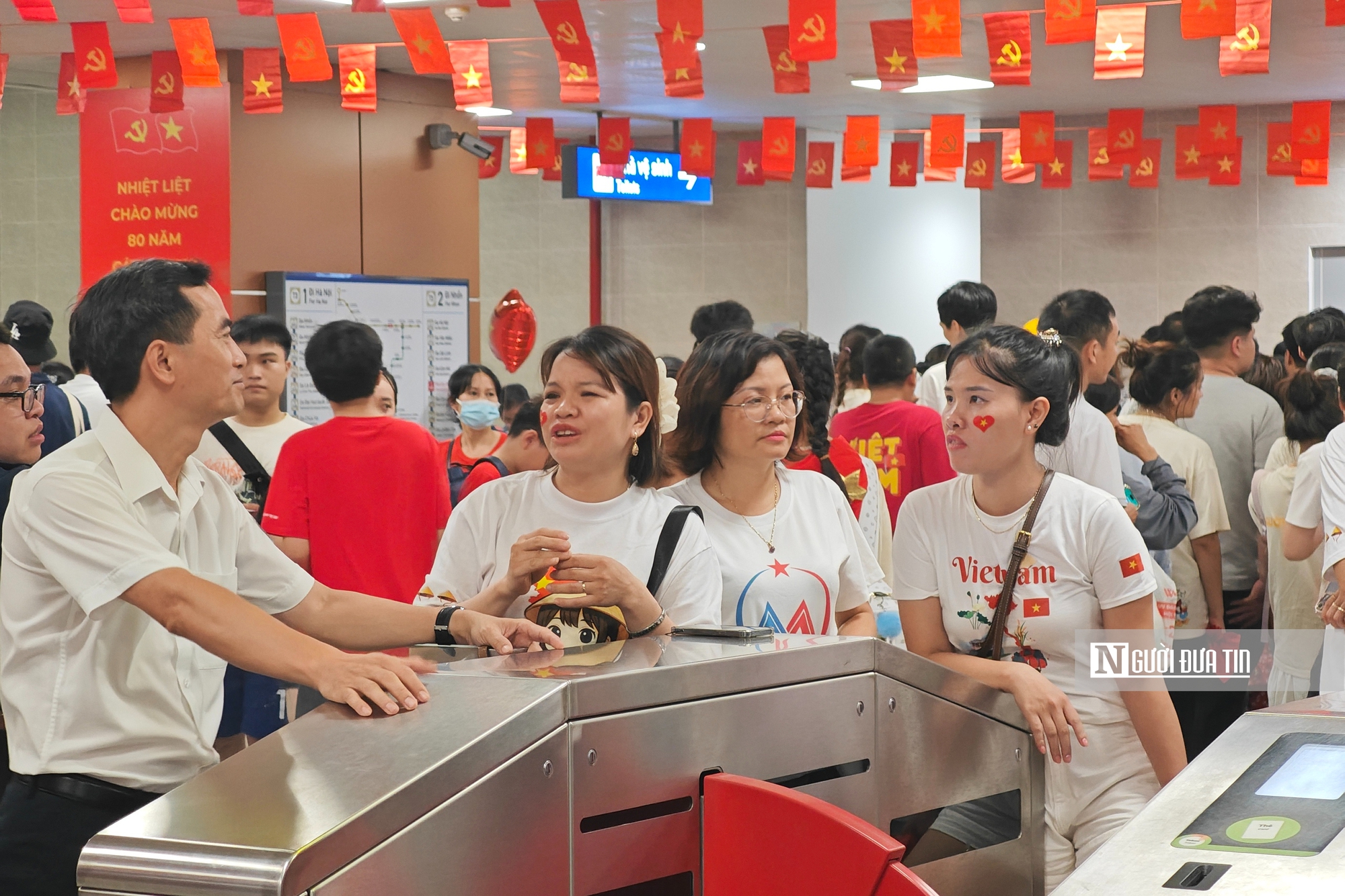 Hà Nội: Người dân chọn tàu điện để kịp xem sơ duyệt lễ diễu binh, diễu hành A80- Ảnh 3. Hà Nội: Người dân chọn tàu điện để kịp xem sơ duyệt lễ diễu binh, diễu hành A80- Ảnh 3.