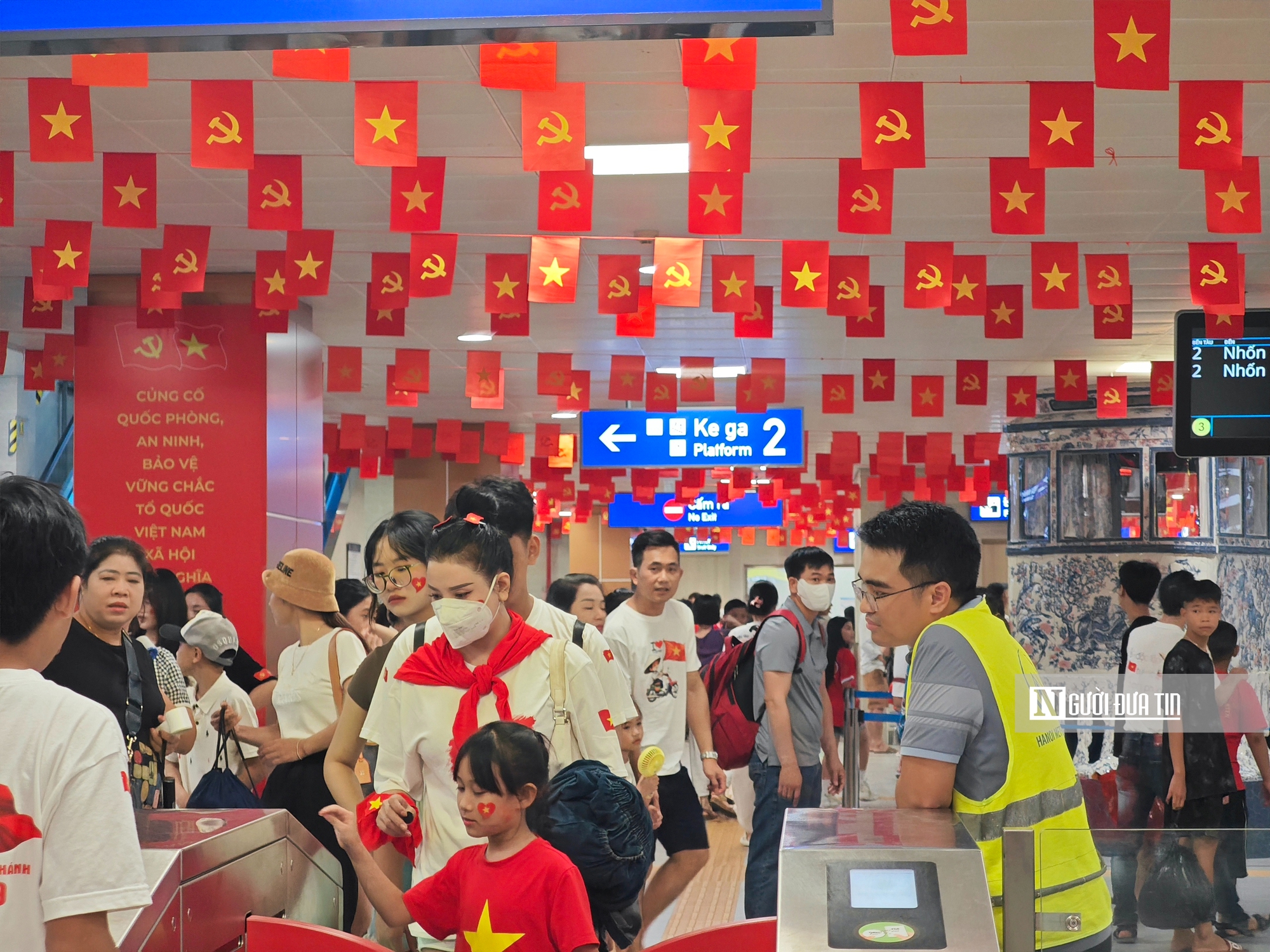 Hà Nội: Người dân chọn tàu điện để kịp xem sơ duyệt lễ diễu binh, diễu hành A80- Ảnh 4. Hà Nội: Người dân chọn tàu điện để kịp xem sơ duyệt lễ diễu binh, diễu hành A80- Ảnh 4.