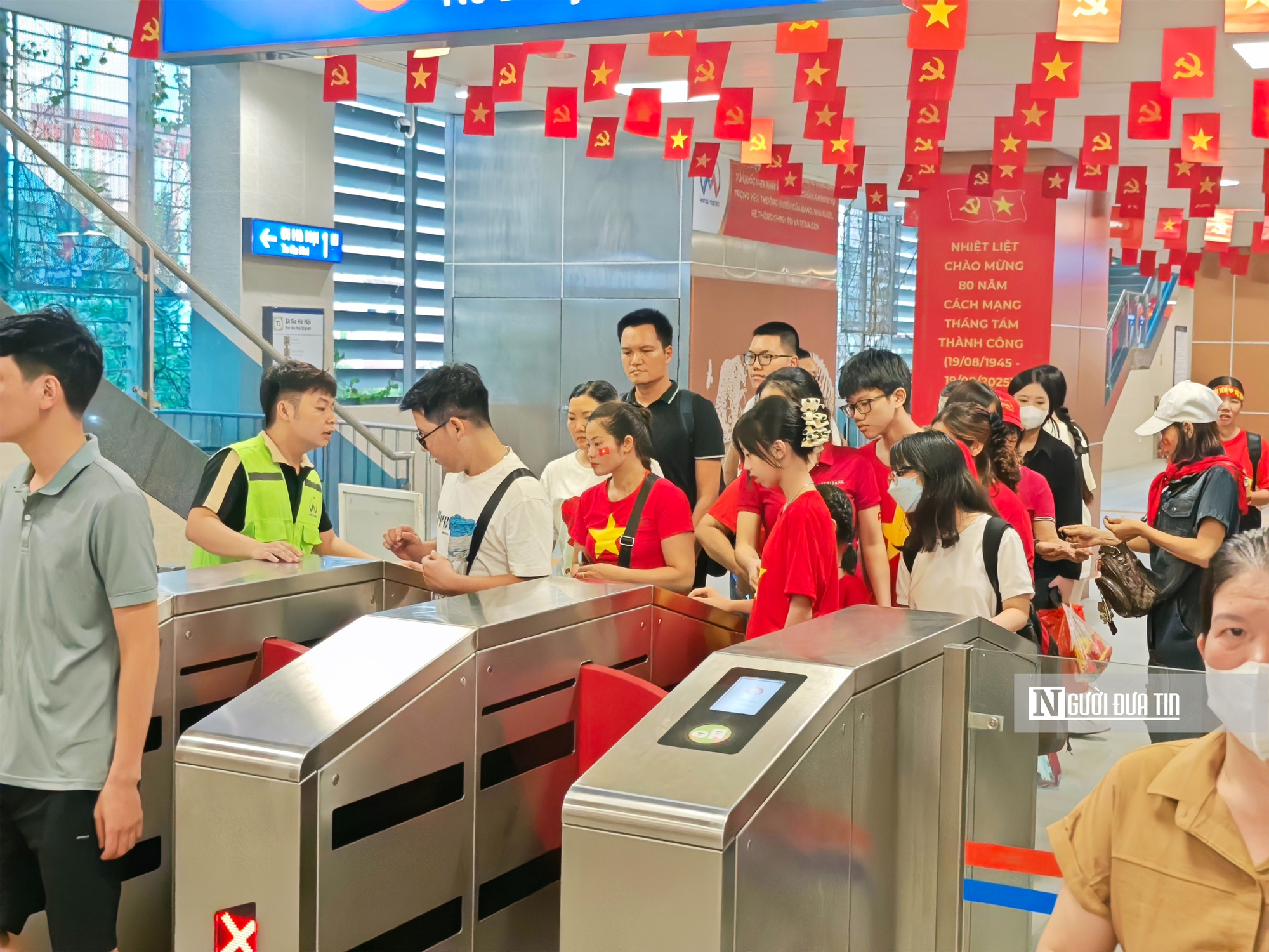 Hà Nội: Người dân chọn tàu điện để kịp xem sơ duyệt lễ diễu binh, diễu hành A80- Ảnh 5. Hà Nội: Người dân chọn tàu điện để kịp xem sơ duyệt lễ diễu binh, diễu hành A80- Ảnh 5.