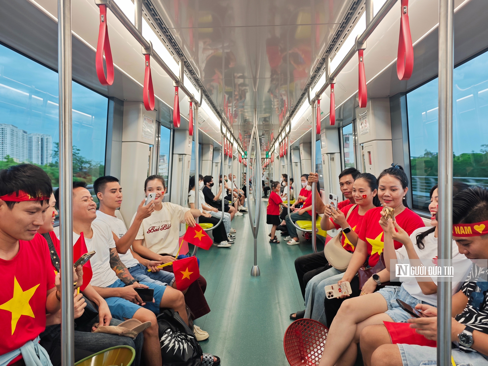 Hà Nội: Người dân chọn tàu điện để kịp xem sơ duyệt lễ diễu binh, diễu hành A80- Ảnh 6. Hà Nội: Người dân chọn tàu điện để kịp xem sơ duyệt lễ diễu binh, diễu hành A80- Ảnh 6.