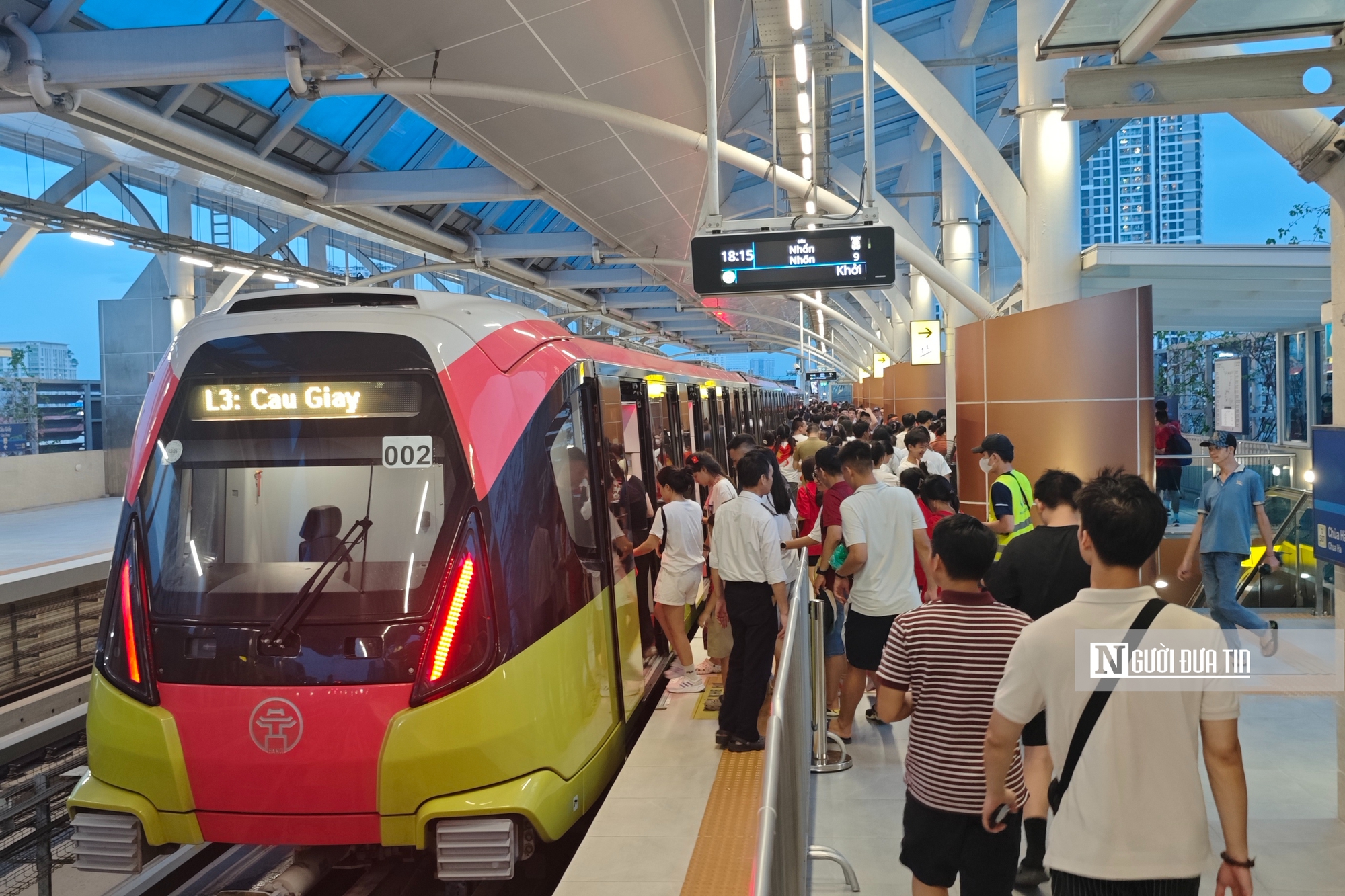 Hà Nội: Người dân chọn tàu điện để kịp xem sơ duyệt lễ diễu binh, diễu hành A80- Ảnh 8. Hà Nội: Người dân chọn tàu điện để kịp xem sơ duyệt lễ diễu binh, diễu hành A80- Ảnh 8.