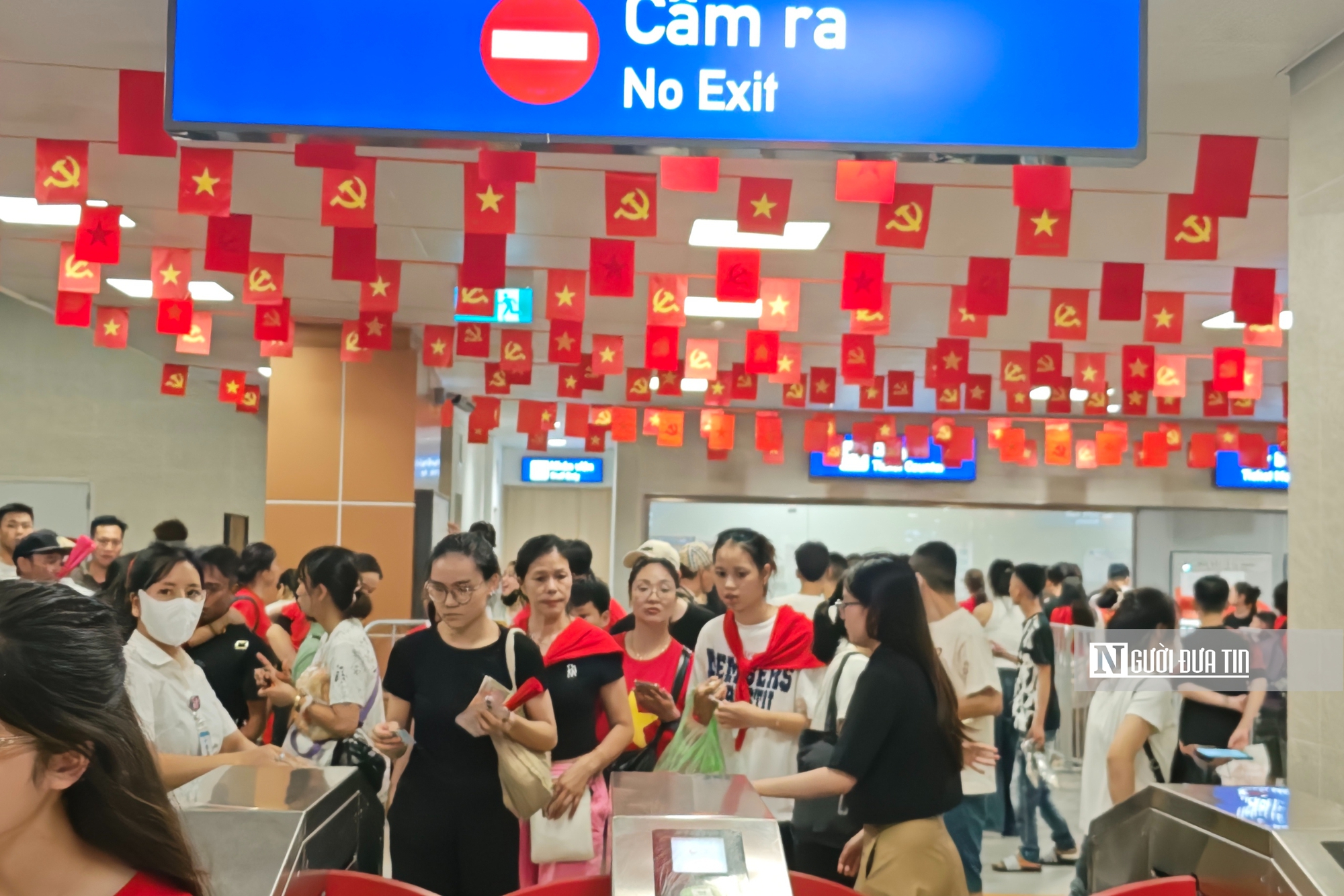 Hà Nội: Người dân chọn tàu điện để kịp xem sơ duyệt lễ diễu binh, diễu hành A80- Ảnh 10. Hà Nội: Người dân chọn tàu điện để kịp xem sơ duyệt lễ diễu binh, diễu hành A80- Ảnh 10.