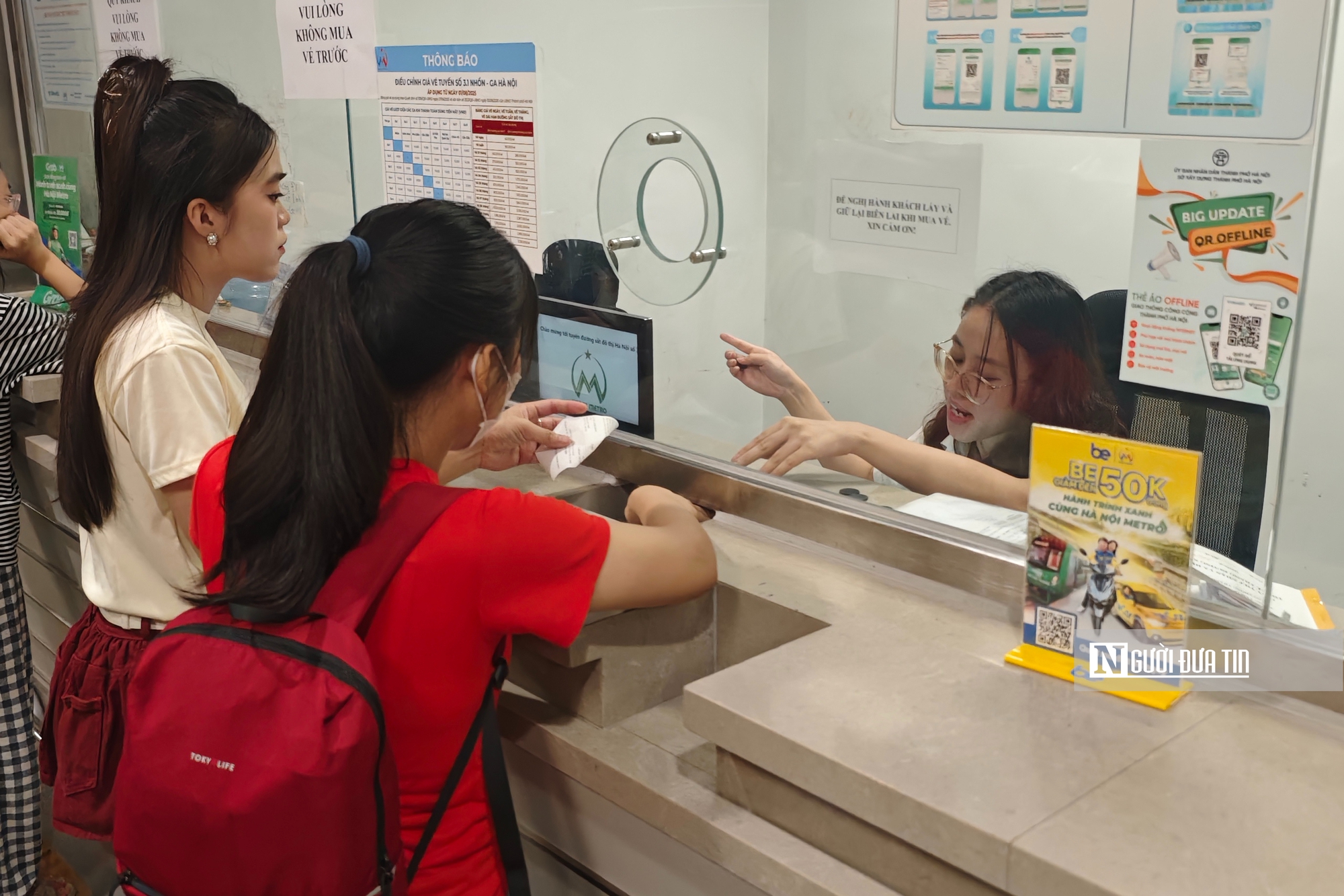 Hà Nội: Người dân chọn tàu điện để kịp xem sơ duyệt lễ diễu binh, diễu hành A80- Ảnh 11. Hà Nội: Người dân chọn tàu điện để kịp xem sơ duyệt lễ diễu binh, diễu hành A80- Ảnh 11.
