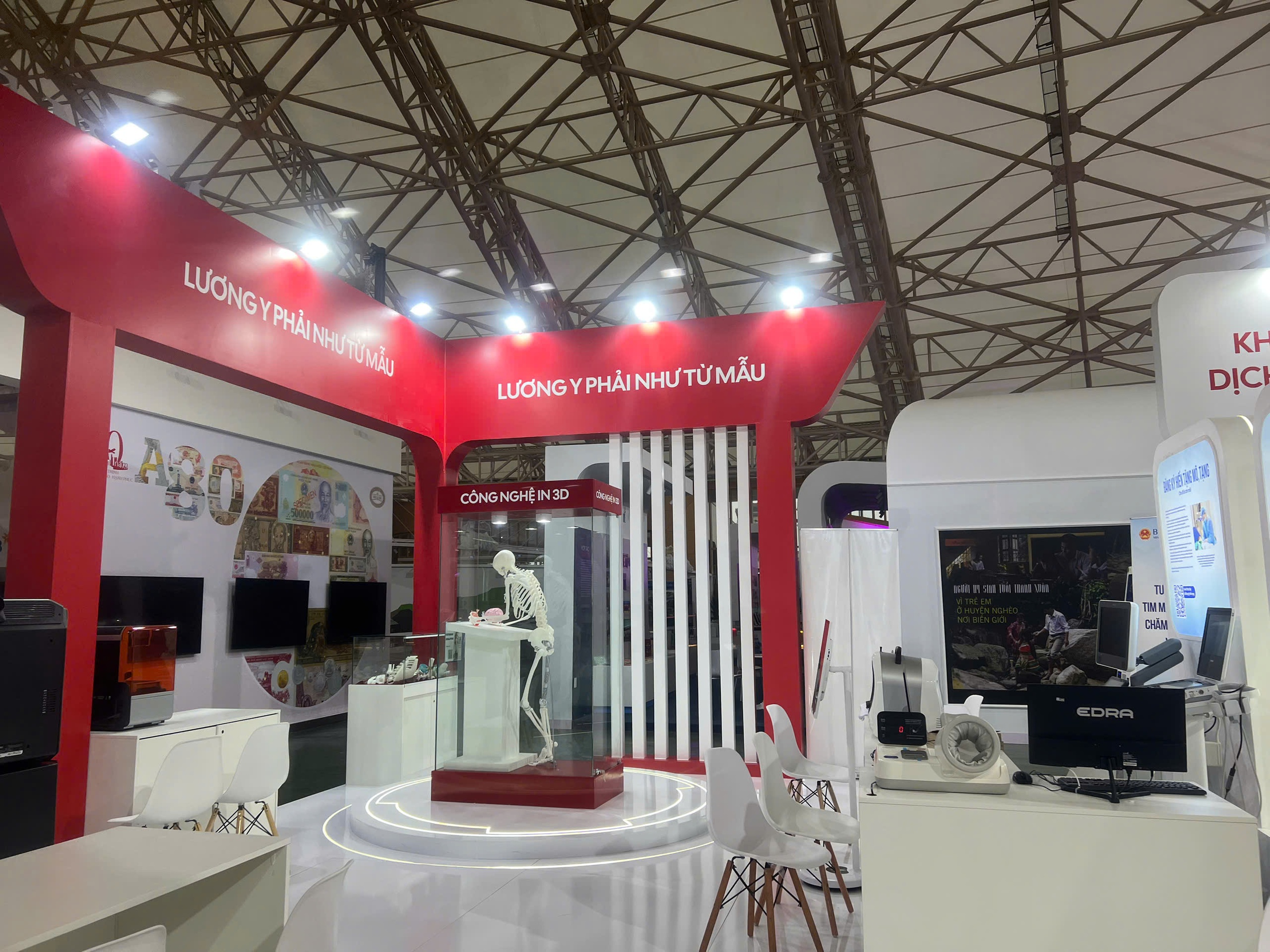 Xuyên không gian, trải nghiệm 80 năm y tế Việt Nam bằng công nghệ VR- Ảnh 2. Xuyên không gian, trải nghiệm 80 năm y tế Việt Nam bằng công nghệ VR- Ảnh 2.