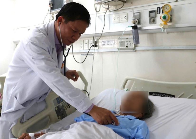 Cụ bà 77 tuổi nhập viện cấp cứu vì sai lầm nhiều người mắc- Ảnh 1. Cụ bà 77 tuổi nhập viện cấp cứu vì sai lầm nhiều người mắc- Ảnh 1.