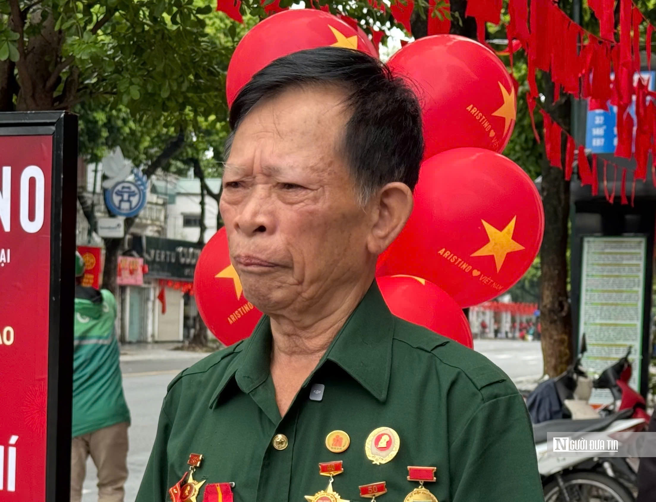 Không khí háo hức chờ xem sơ duyệt diễu binh, diễu hành A80- Ảnh 5. Không khí háo hức chờ xem sơ duyệt diễu binh, diễu hành A80- Ảnh 5.