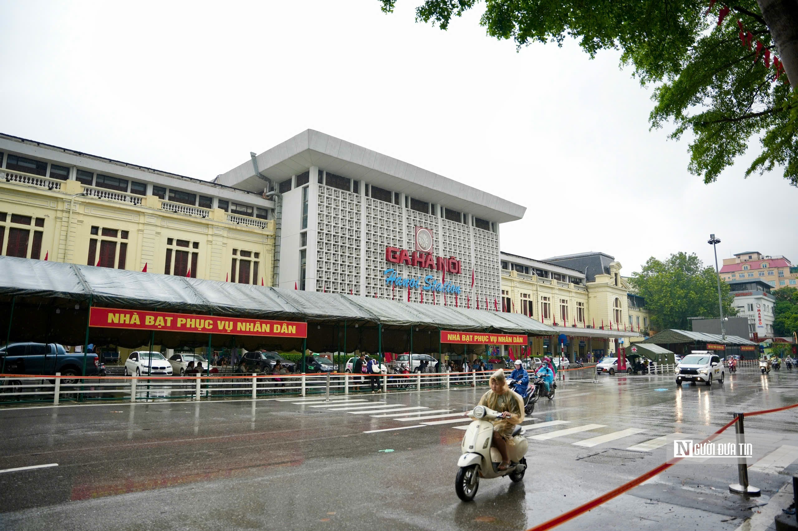 Người dân đội mưa, ngồi kín vỉa hè để xem sơ duyệt diễu binh, diễu hành A80- Ảnh 7. Người dân đội mưa, ngồi kín vỉa hè để xem sơ duyệt diễu binh, diễu hành A80- Ảnh 7.