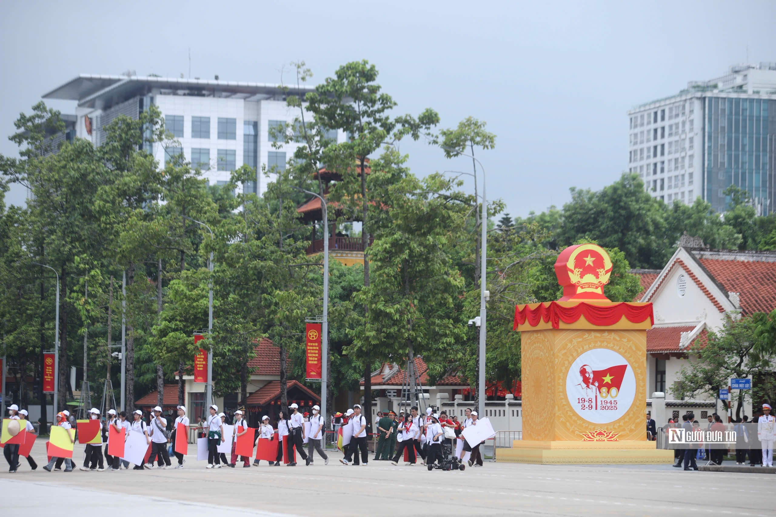 Không khí háo hức chờ xem sơ duyệt diễu binh, diễu hành A80- Ảnh 6. Không khí háo hức chờ xem sơ duyệt diễu binh, diễu hành A80- Ảnh 6.