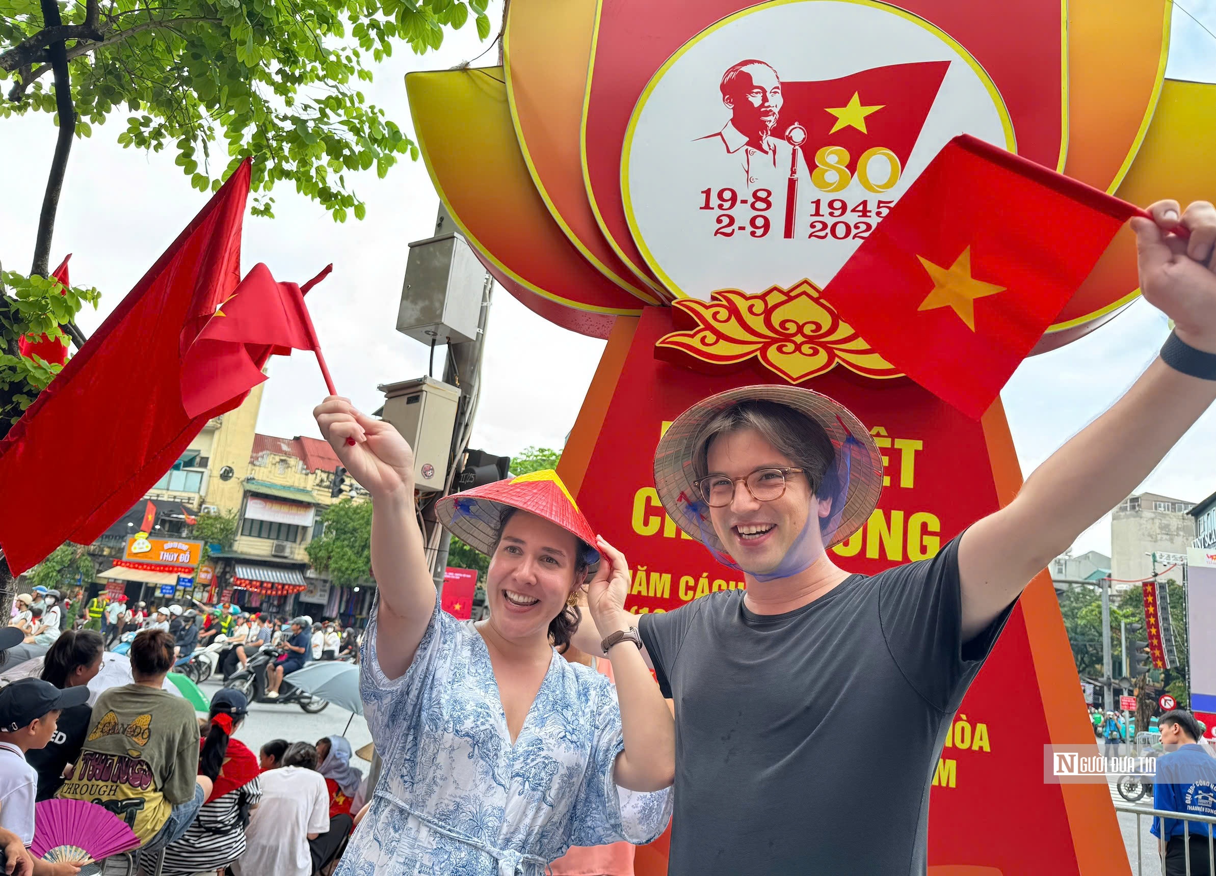 Không khí háo hức chờ xem sơ duyệt diễu binh, diễu hành A80- Ảnh 4. Không khí háo hức chờ xem sơ duyệt diễu binh, diễu hành A80- Ảnh 4.