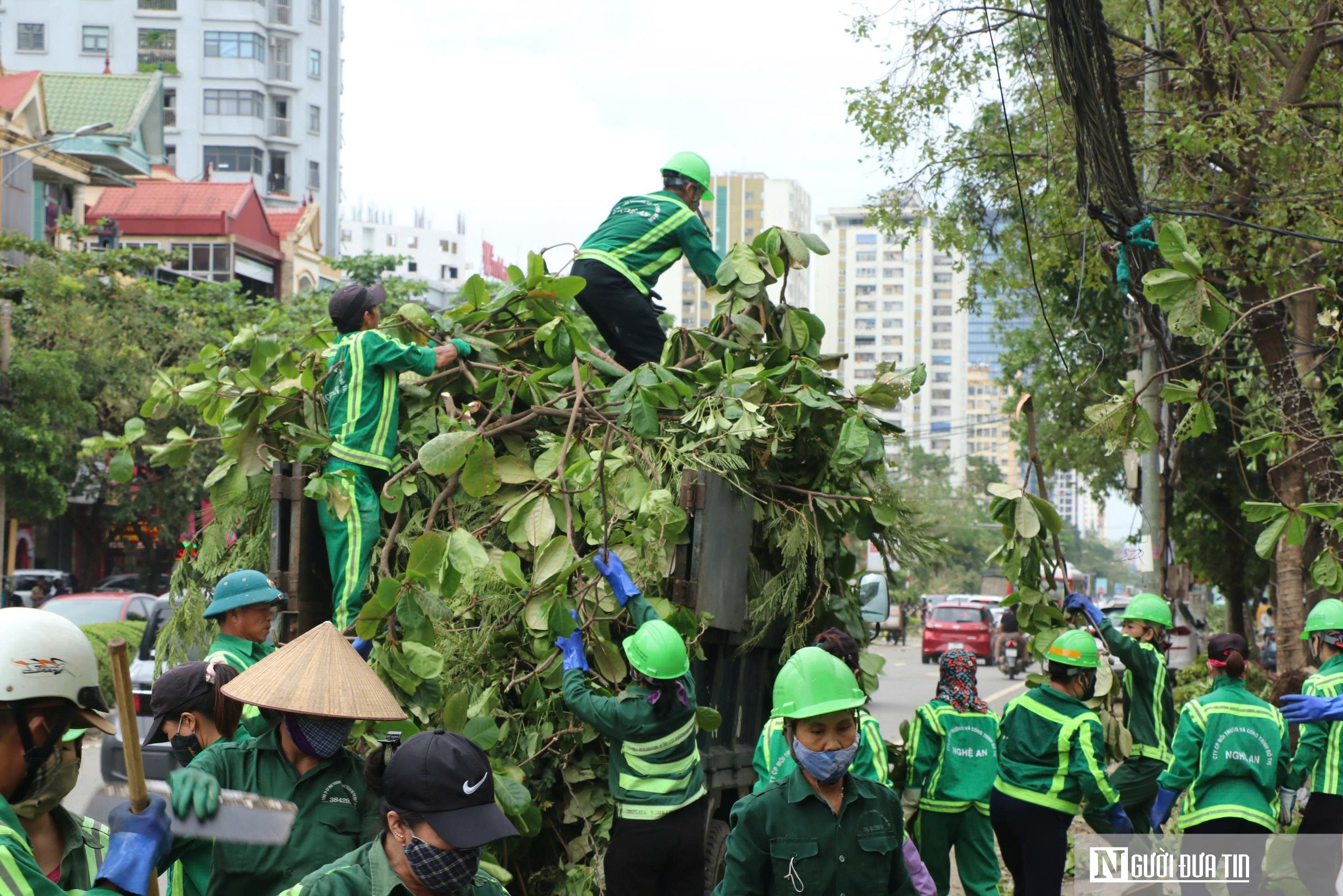 Nghệ An căng mình xử lý lượng rác "khổng lồ" sau bão - Ảnh 2.