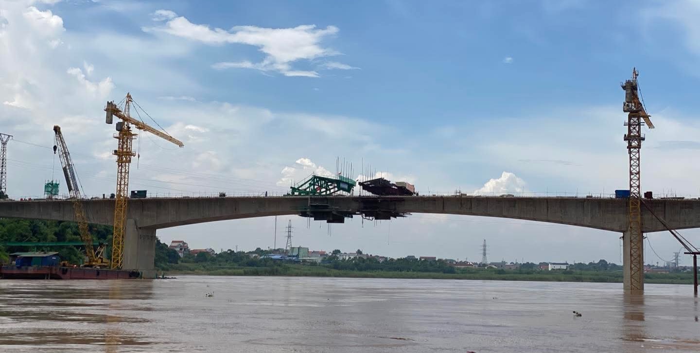 Cầu Phong Châu mới chuẩn bị hợp long sau gần 300 ngày thi công thần tốc- Ảnh 2. Cầu Phong Châu mới chuẩn bị hợp long sau gần 300 ngày thi công thần tốc- Ảnh 2.