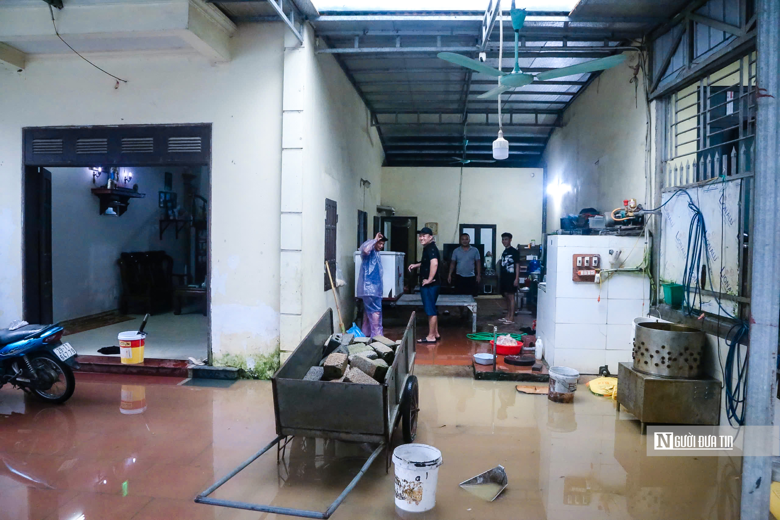 Người dân ngoại thành Hà Nội hối hả chạy lũ- Ảnh 5.