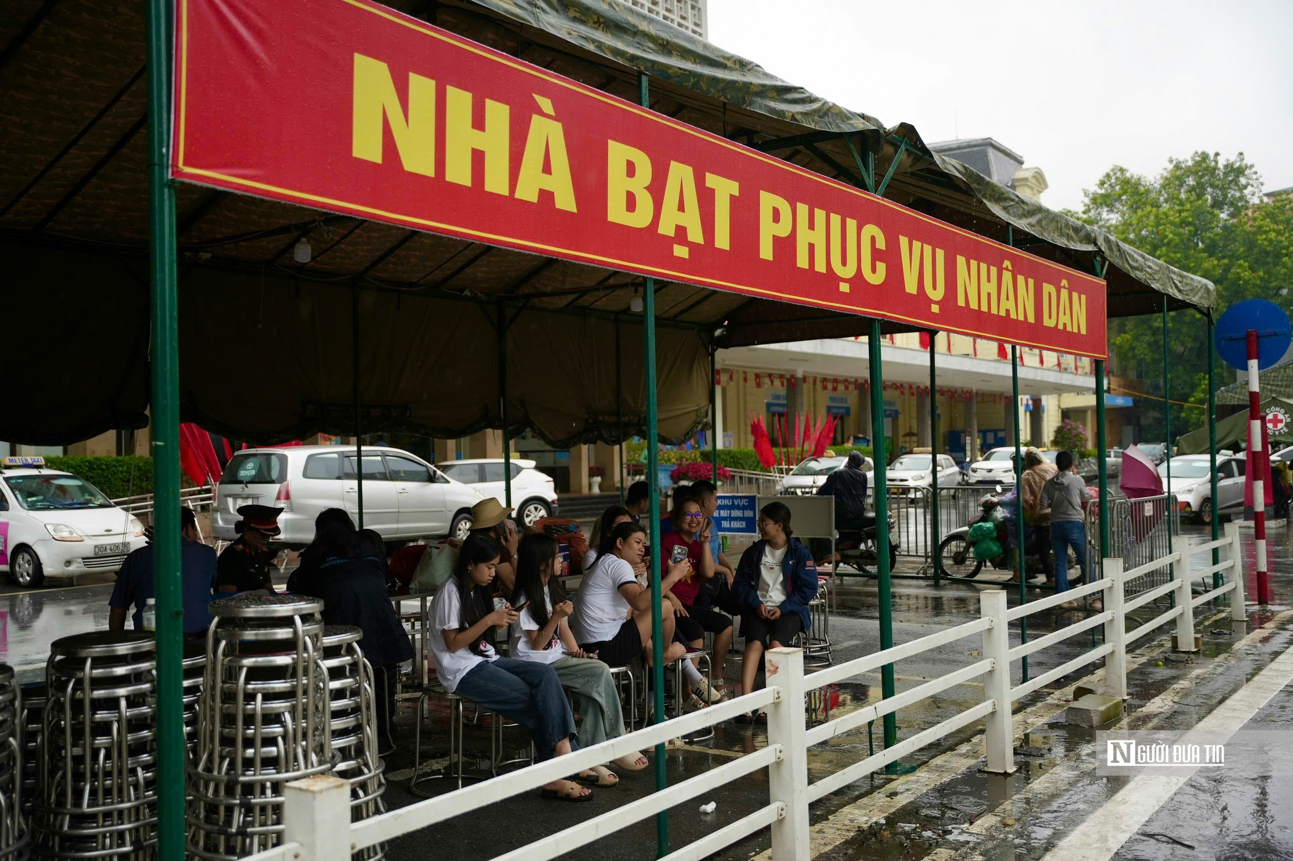 Để công tác hậu cần, cấp phát nhu yếu phẩm diễn ra trơn tru, phục vụ nhân dân chu đáo nhất- Ảnh 2. Để công tác hậu cần, cấp phát nhu yếu phẩm diễn ra trơn tru, phục vụ nhân dân chu đáo nhất- Ảnh 2.