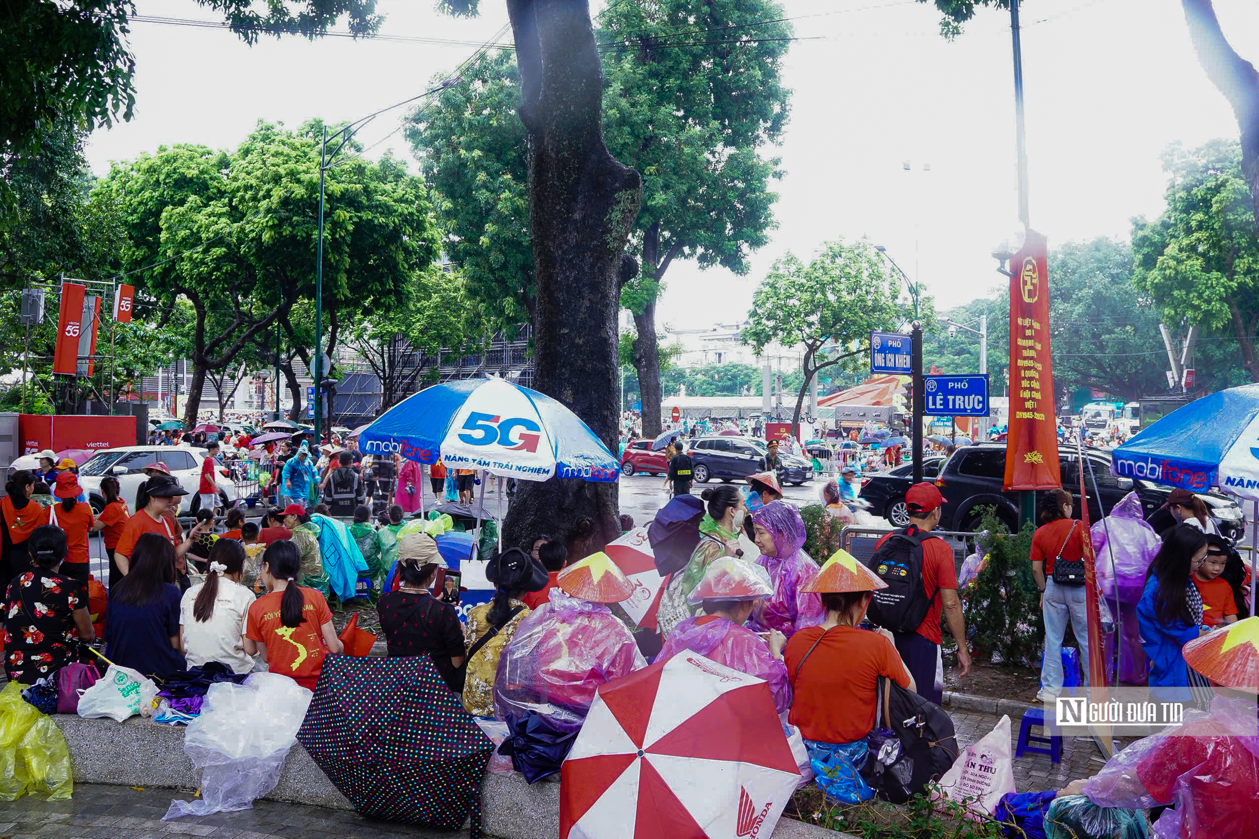 Người dân đội mưa, ngồi kín vỉa hè để xem sơ duyệt diễu binh, diễu hành A80- Ảnh 3. Người dân đội mưa, ngồi kín vỉa hè để xem sơ duyệt diễu binh, diễu hành A80- Ảnh 3.
