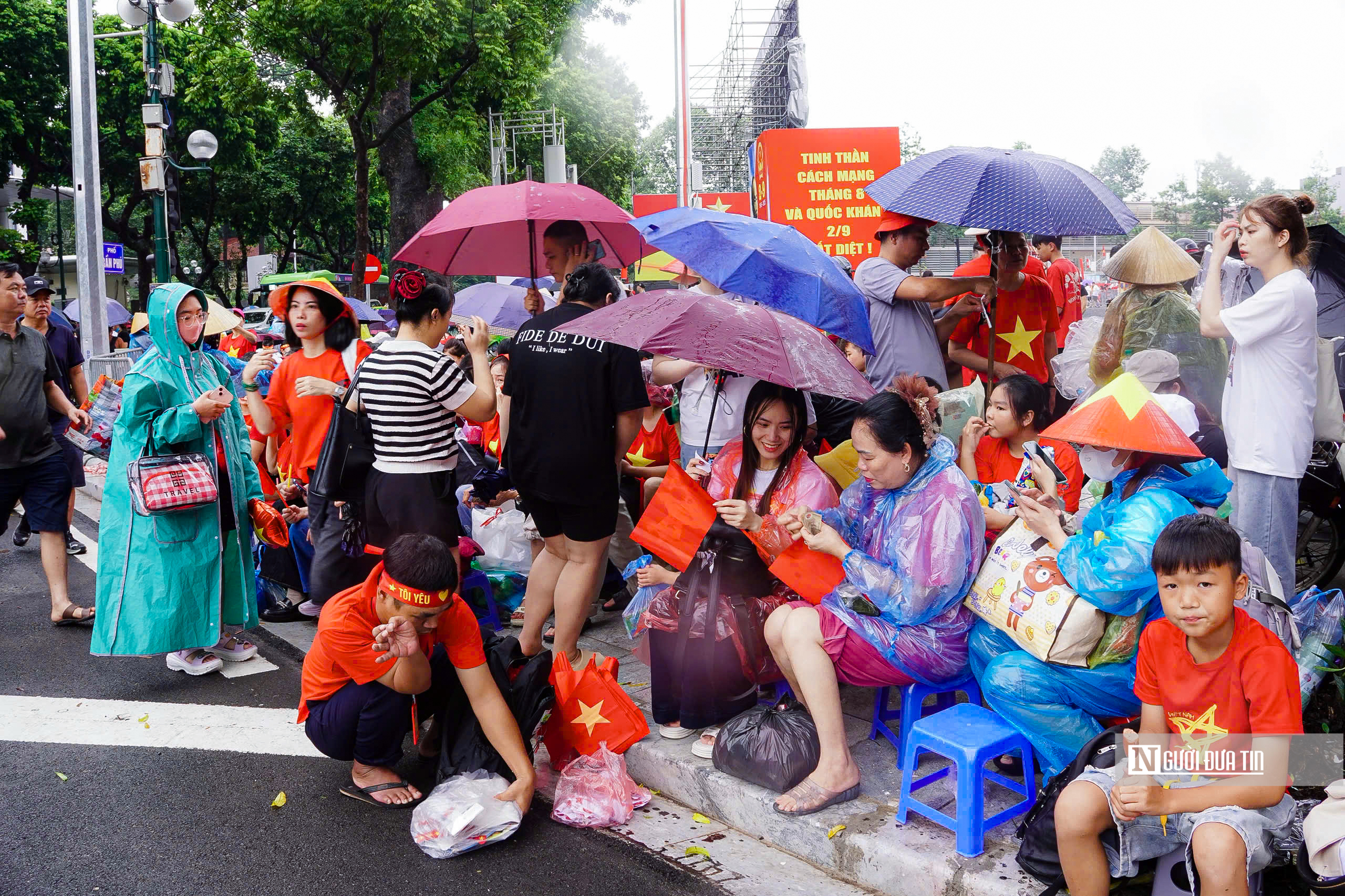 Người dân đội mưa, ngồi kín vỉa hè để xem sơ duyệt diễu binh, diễu hành A80- Ảnh 1. Người dân đội mưa, ngồi kín vỉa hè để xem sơ duyệt diễu binh, diễu hành A80- Ảnh 1.