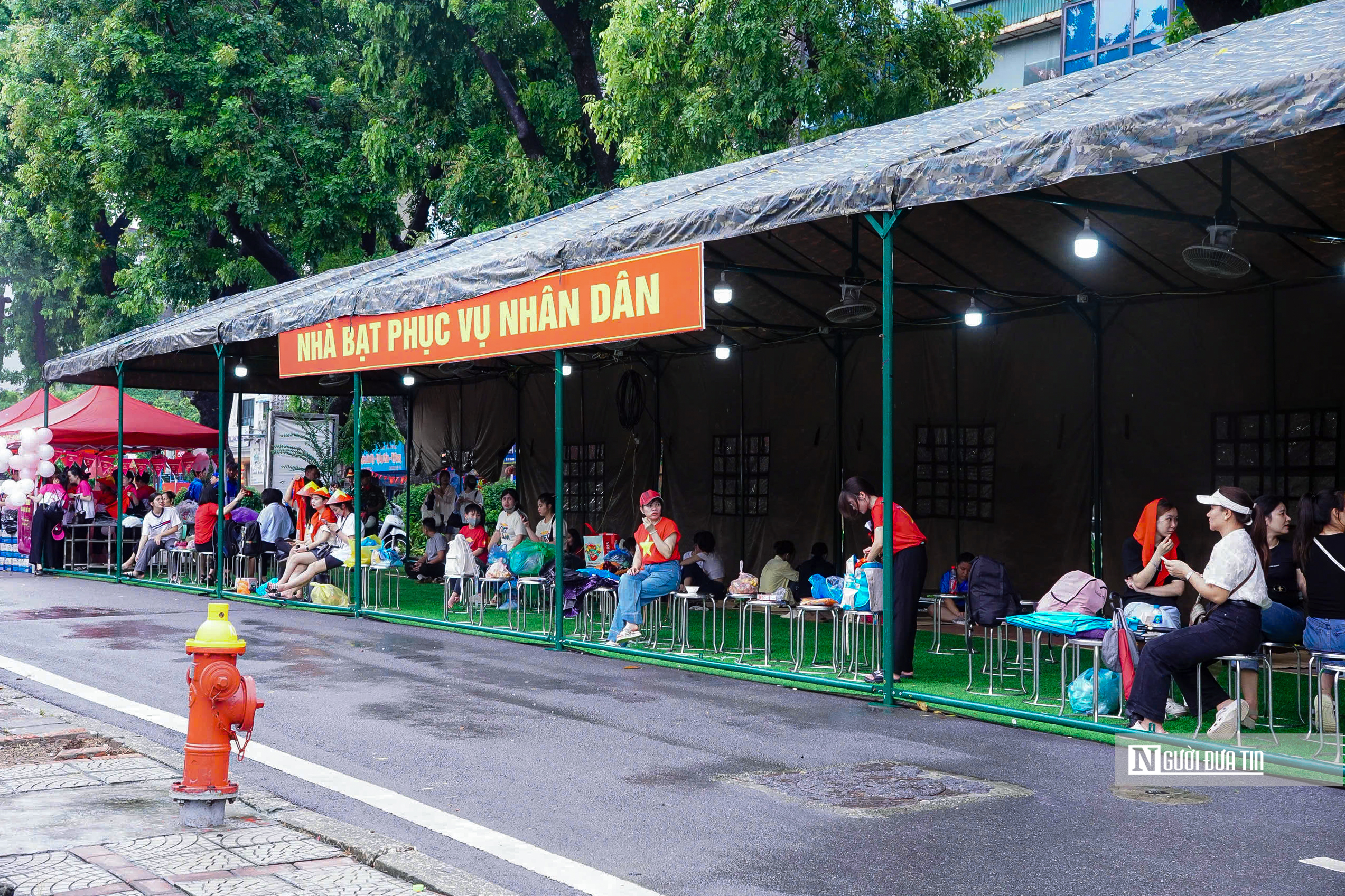 Người dân đội mưa, ngồi kín vỉa hè để xem sơ duyệt diễu binh, diễu hành A80- Ảnh 4. Người dân đội mưa, ngồi kín vỉa hè để xem sơ duyệt diễu binh, diễu hành A80- Ảnh 4.