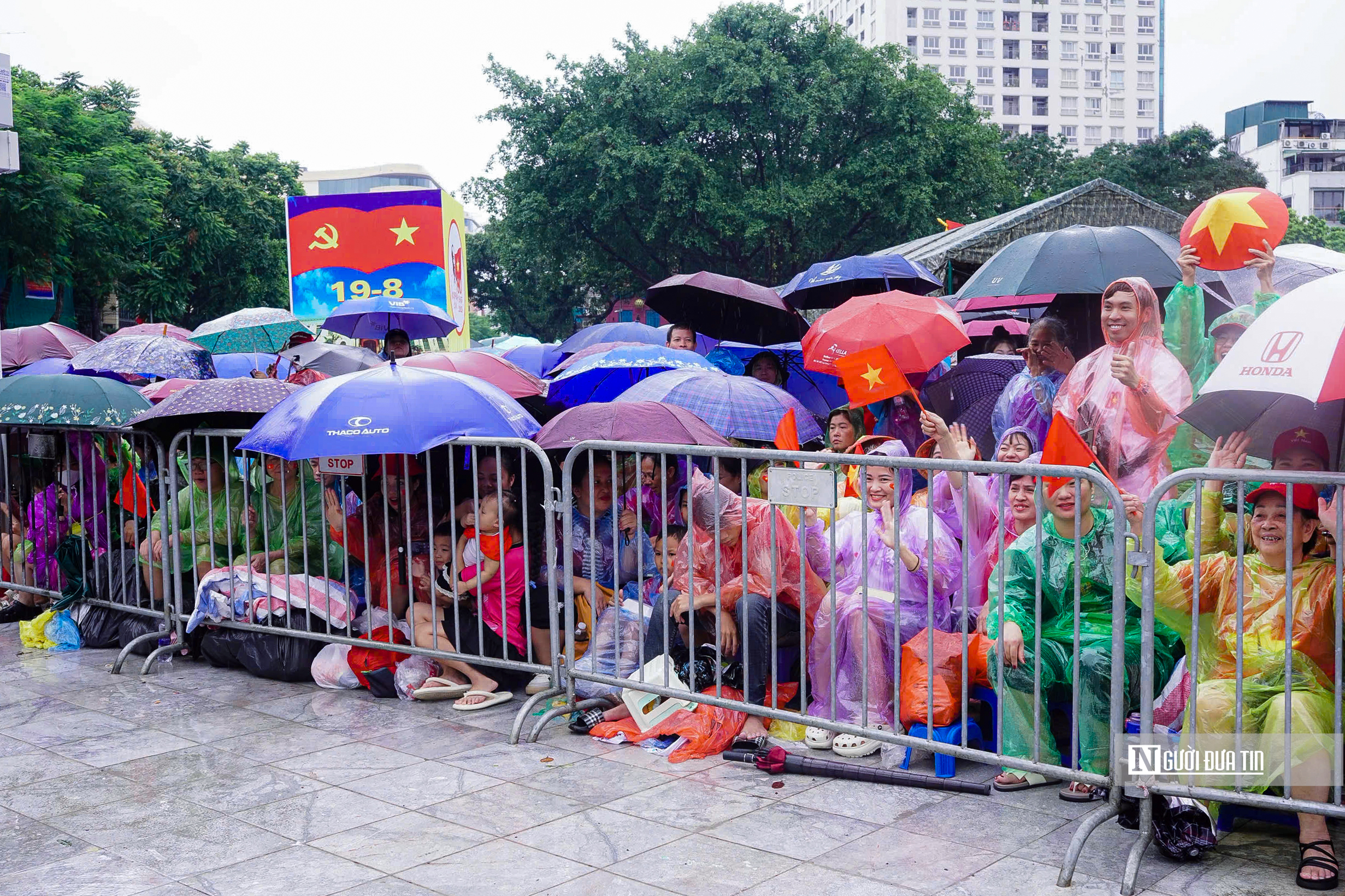 Người dân đội mưa, ngồi kín vỉa hè để xem sơ duyệt diễu binh, diễu hành A80- Ảnh 2. Người dân đội mưa, ngồi kín vỉa hè để xem sơ duyệt diễu binh, diễu hành A80- Ảnh 2.