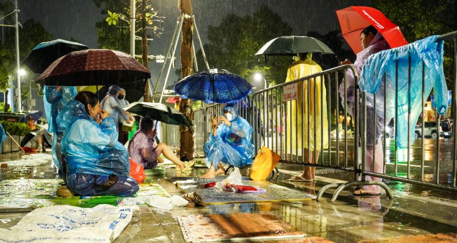 Bất chấp trời mưa, người dân "trải bạt giữ chỗ" xuyên đêm chờ xem sơ duyệt diễu binh, diễu hành - Ảnh 4.