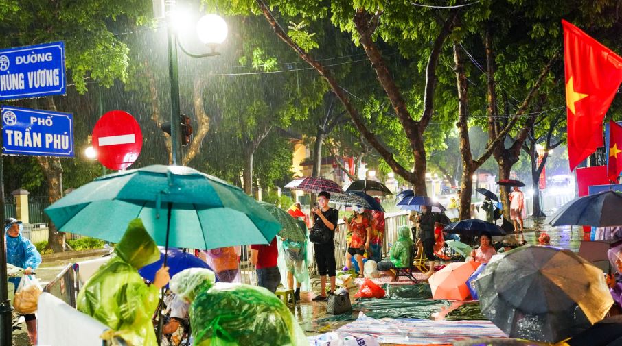 Bất chấp trời mưa, người dân "trải bạt giữ chỗ" xuyên đêm chờ xem sơ duyệt diễu binh, diễu hành - Ảnh 5.