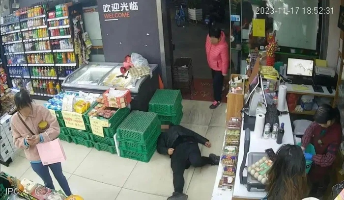 Cãi nhau với nhân viên cửa hàng tiện lợi, người phụ nữ ngã quỵ rồi tử vong- Ảnh 1. Cãi nhau với nhân viên cửa hàng tiện lợi, người phụ nữ ngã quỵ rồi tử vong- Ảnh 1.