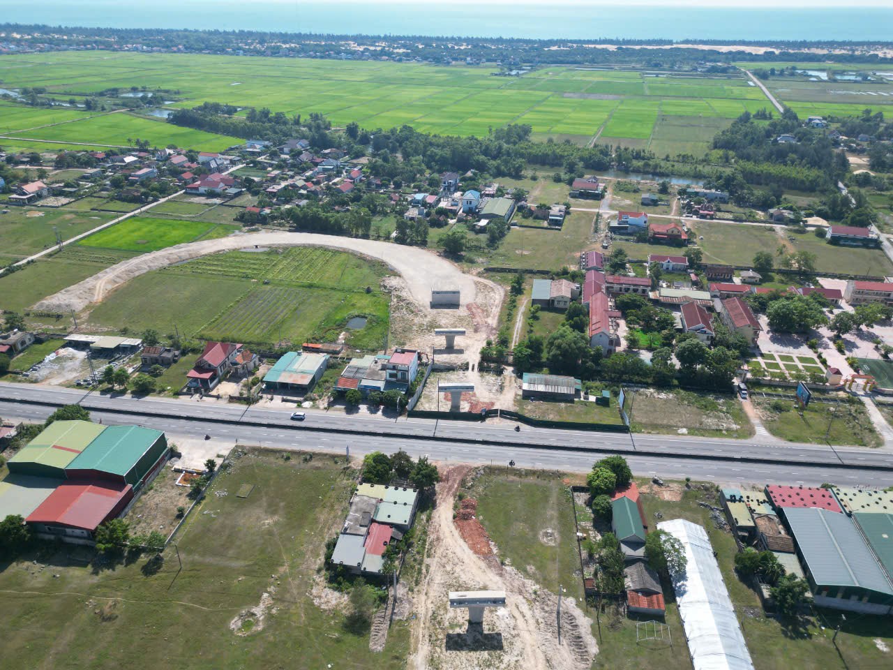 Tháo gỡ nút thắt mặt bằng loạt dự án giao thông trăm tỷ tại Quảng Trị- Ảnh 1. Tháo gỡ nút thắt mặt bằng loạt dự án giao thông trăm tỷ tại Quảng Trị- Ảnh 1.