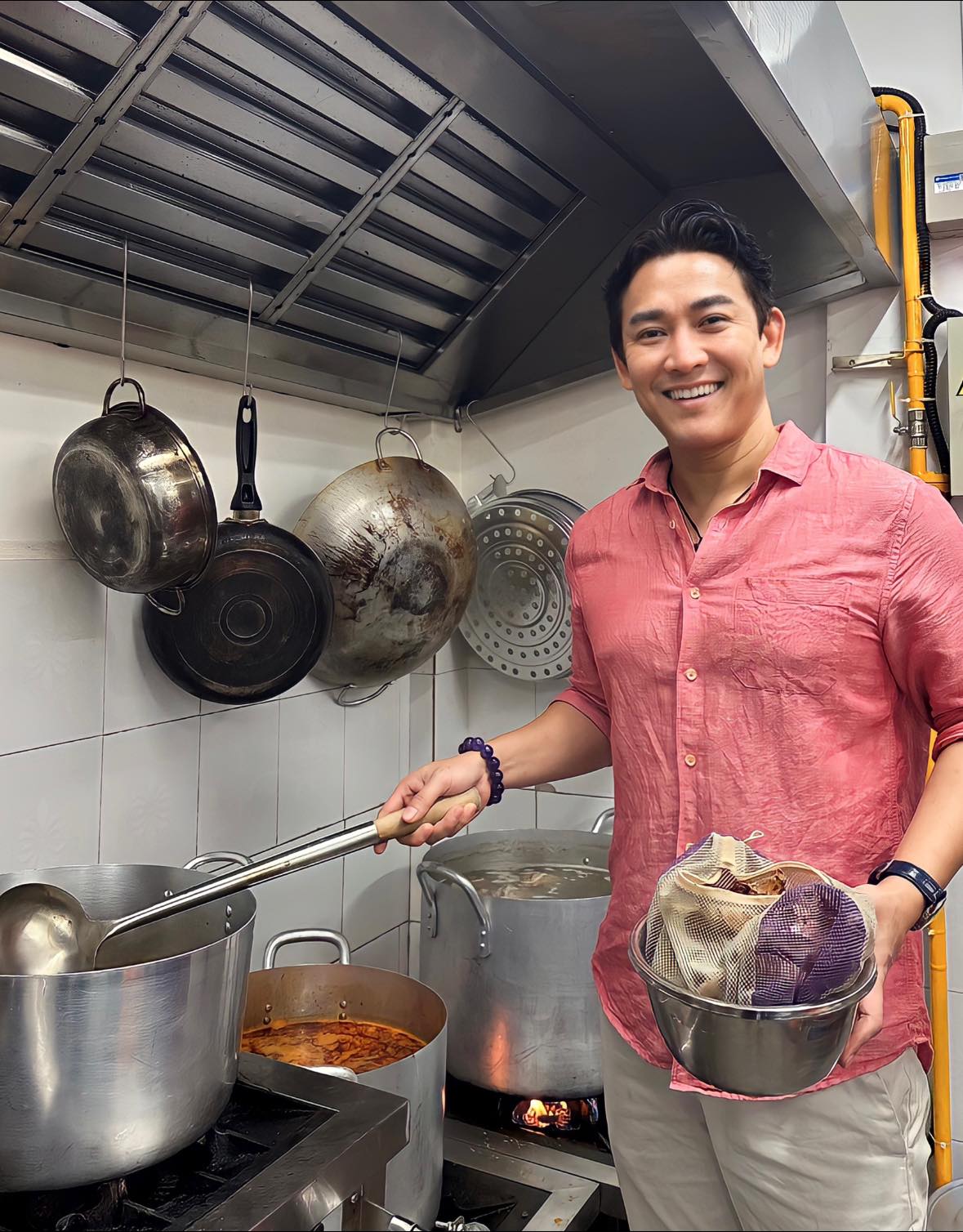 Nam thần đình đám showbiz vai Thiếu tá quân y trong "Mưa đỏ", U50 vẫn độc thân vì lý do đặc biệt- Ảnh 11. Nam thần đình đám showbiz vai Thiếu tá quân y trong "Mưa đỏ", U50 vẫn độc thân vì lý do đặc biệt- Ảnh 11.