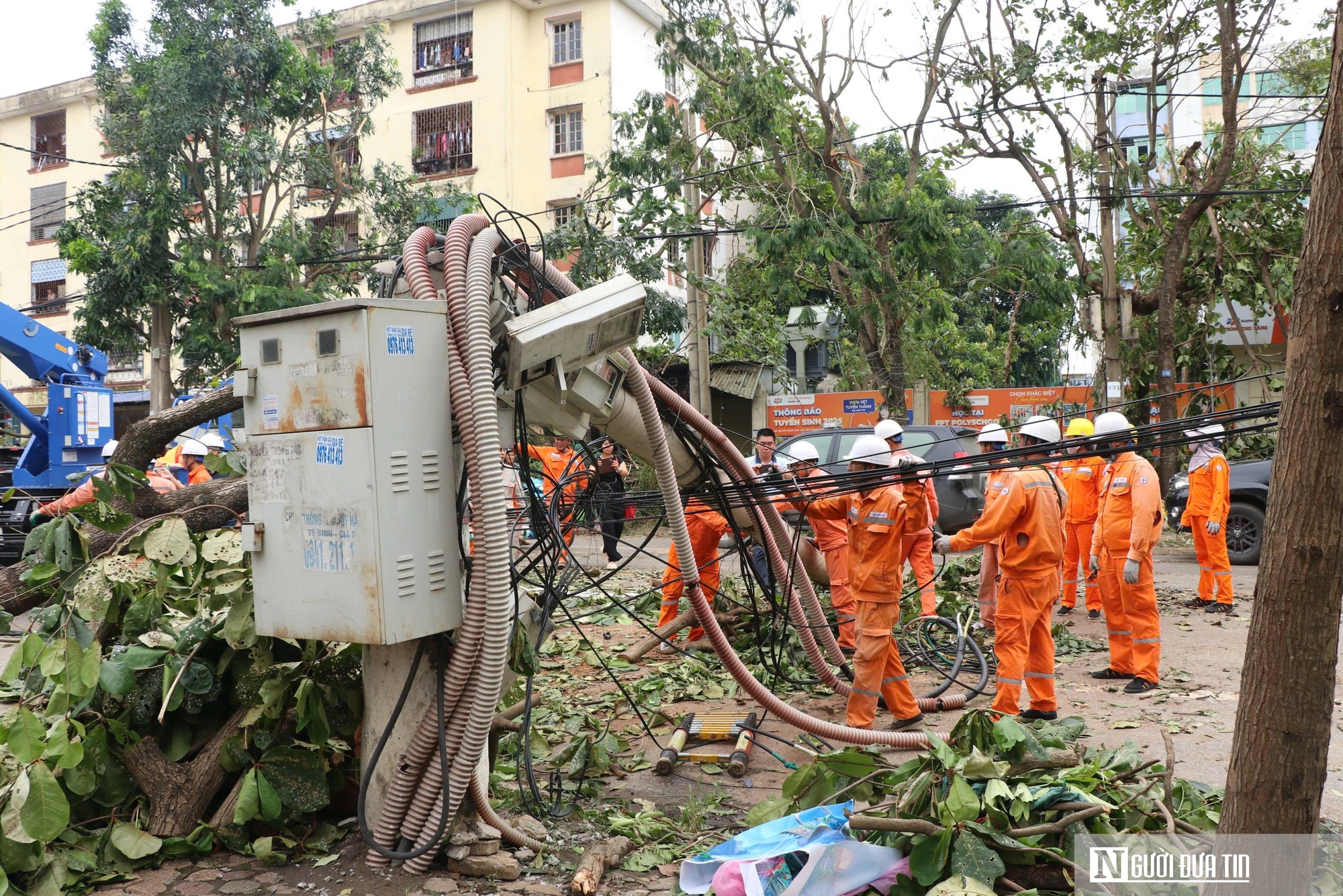 Những người thợ áo cam căng mình dựng lại điện sau cơn bão số 5- Ảnh 1. Những người thợ áo cam căng mình dựng lại điện sau cơn bão số 5- Ảnh 1.