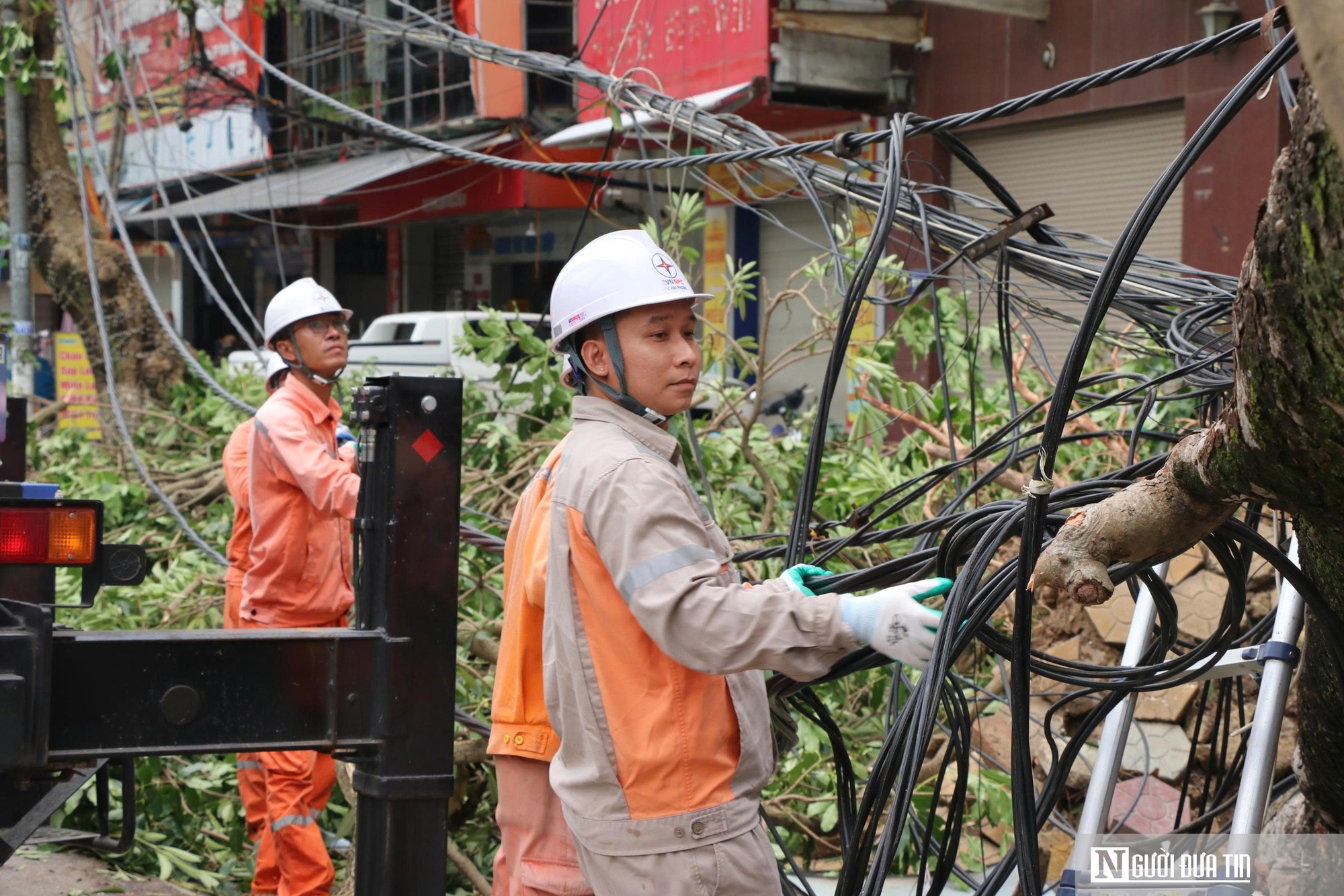 Những người thợ áo cam căng mình dựng lại điện sau cơn bão số 5- Ảnh 3. Những người thợ áo cam căng mình dựng lại điện sau cơn bão số 5- Ảnh 3.
