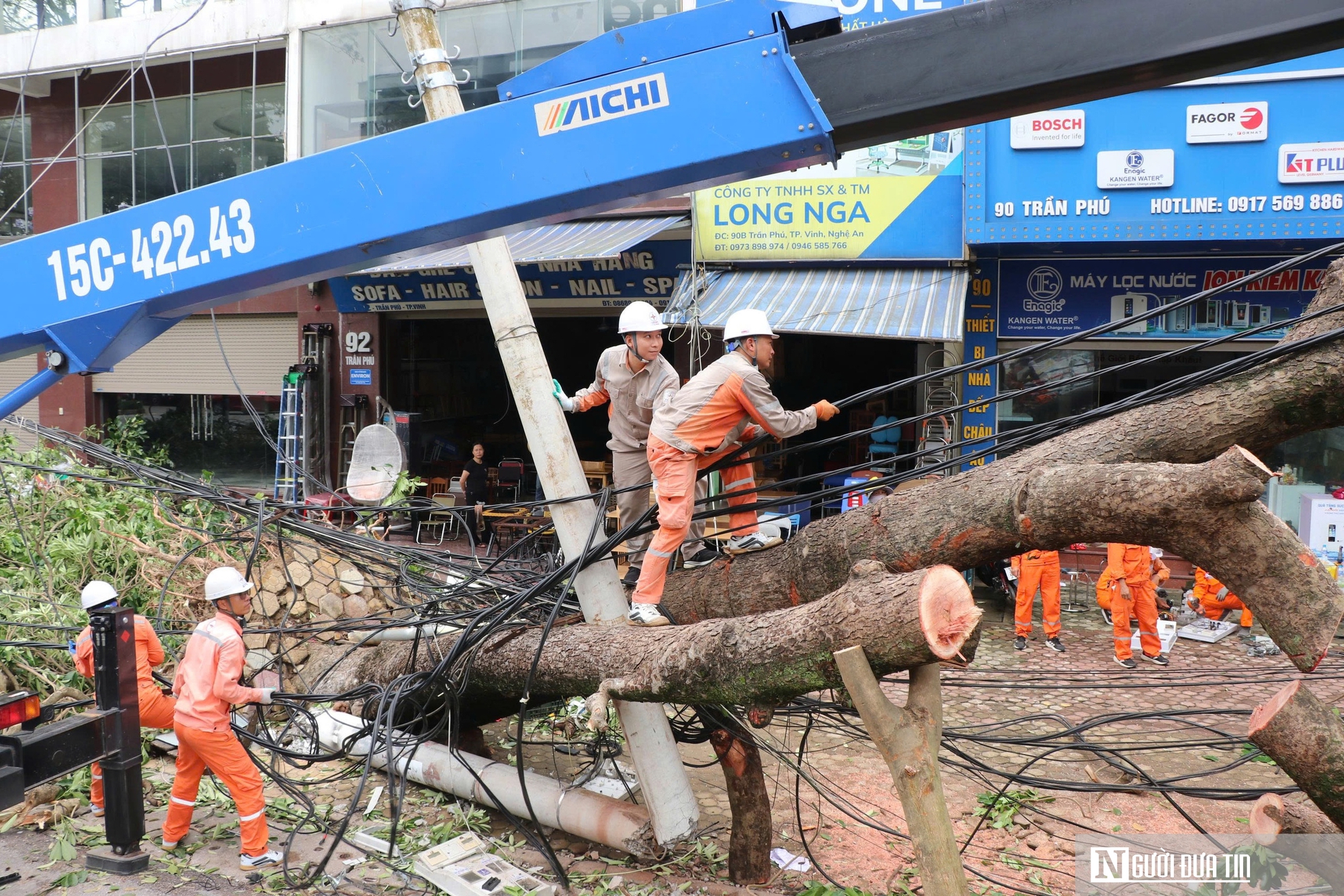 Những người thợ áo cam căng mình dựng lại điện sau cơn bão số 5- Ảnh 10. Những người thợ áo cam căng mình dựng lại điện sau cơn bão số 5- Ảnh 10.