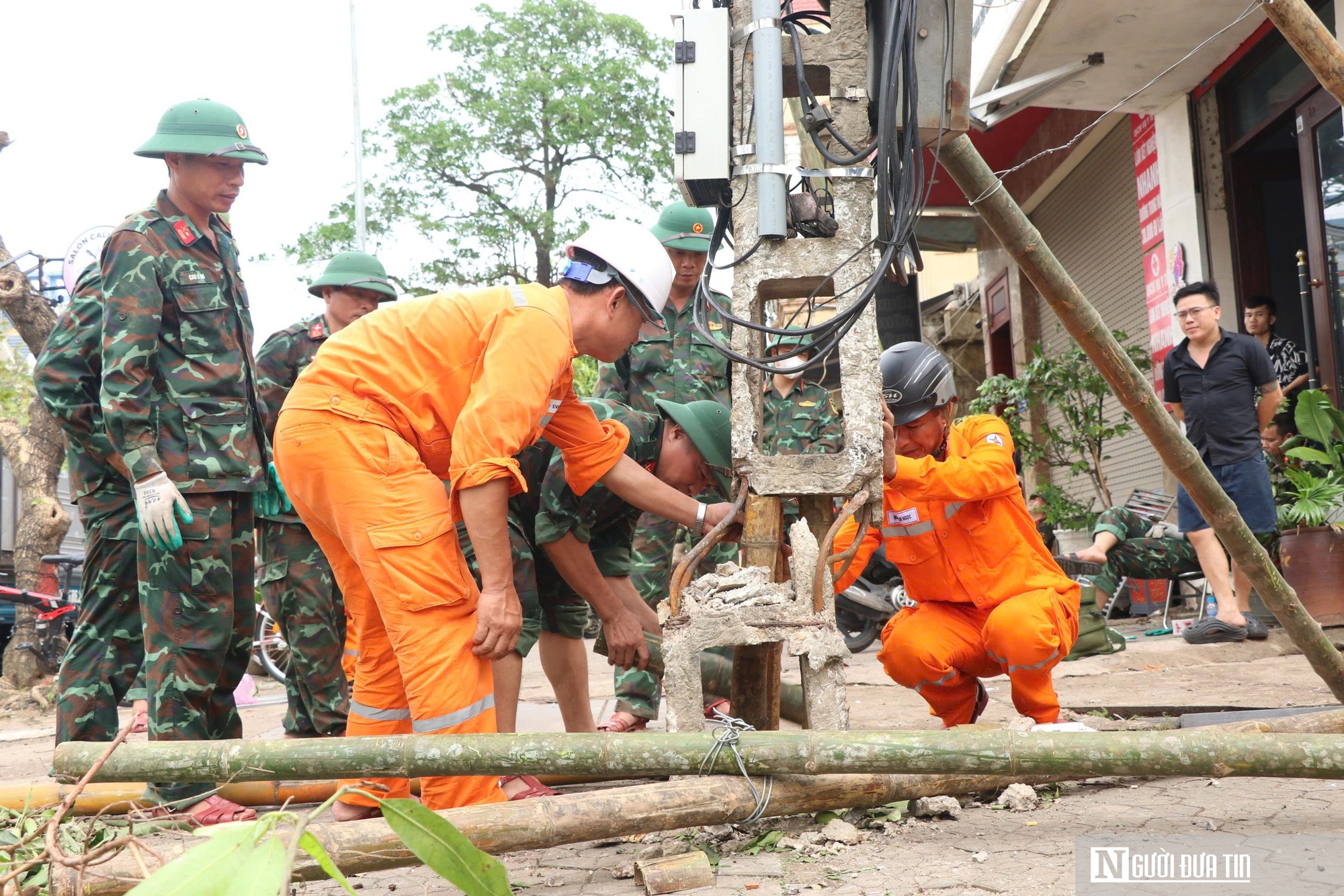 Những người thợ áo cam căng mình dựng lại điện sau cơn bão số 5- Ảnh 11. Những người thợ áo cam căng mình dựng lại điện sau cơn bão số 5- Ảnh 11.