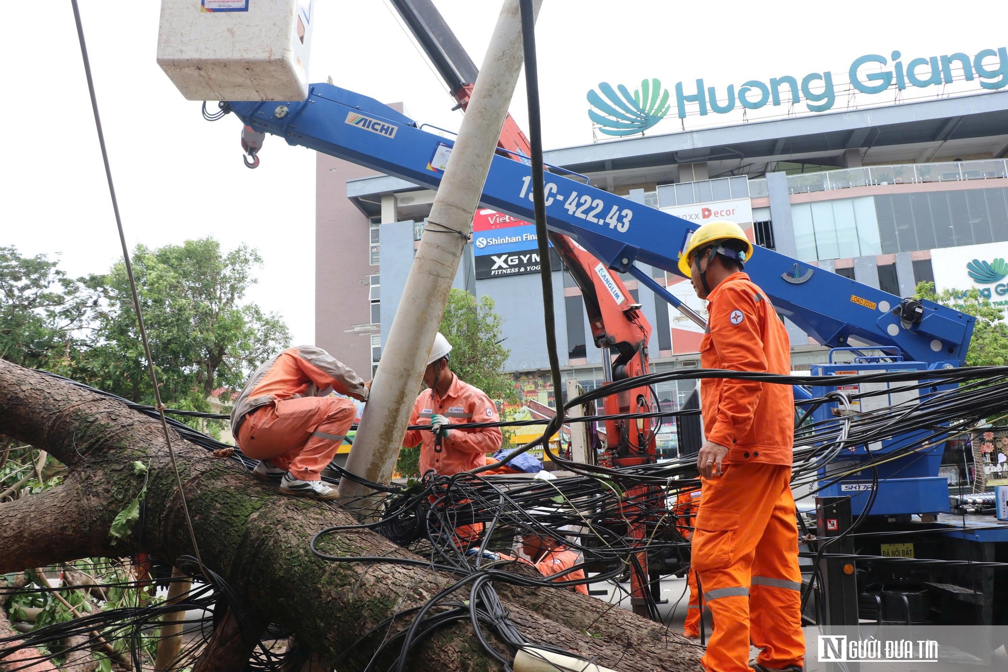 Những người thợ áo cam căng mình dựng lại điện sau cơn bão số 5- Ảnh 14. Những người thợ áo cam căng mình dựng lại điện sau cơn bão số 5- Ảnh 14.