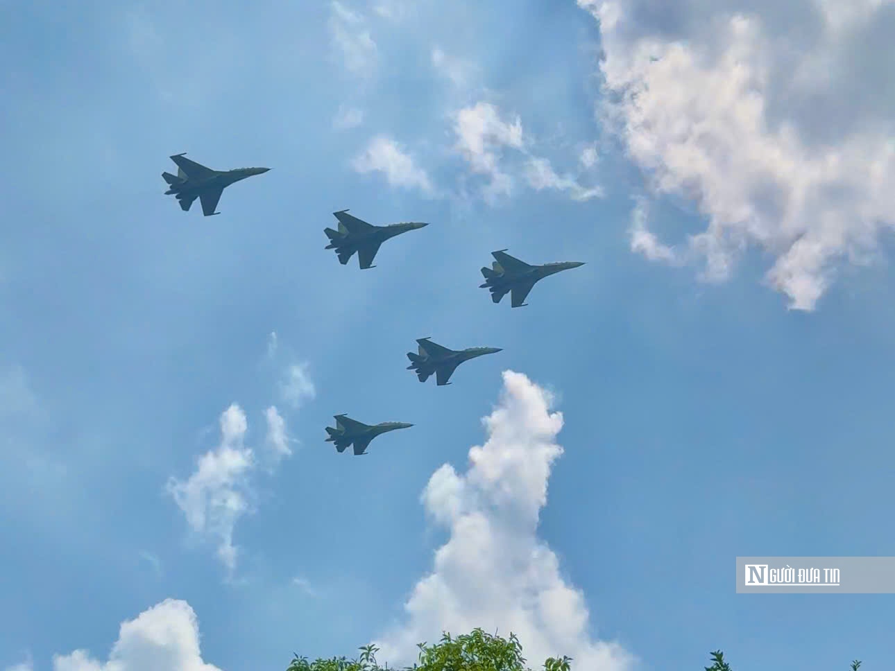 Tiêm kích Su-30MK2 bay lượn trên bầu trời Hà Nội- Ảnh 11. Tiêm kích Su-30MK2 bay lượn trên bầu trời Hà Nội- Ảnh 11.