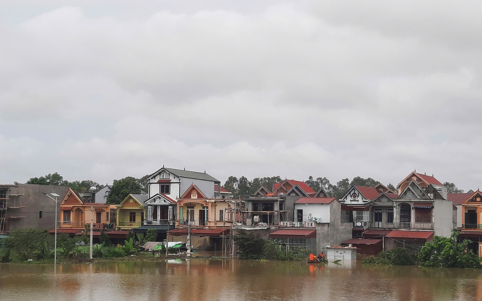 Lý do Cảnh sát giao thông Thanh Hóa từ chối hỗ trợ người dân về nhà trong lúc lũ chảy xiết