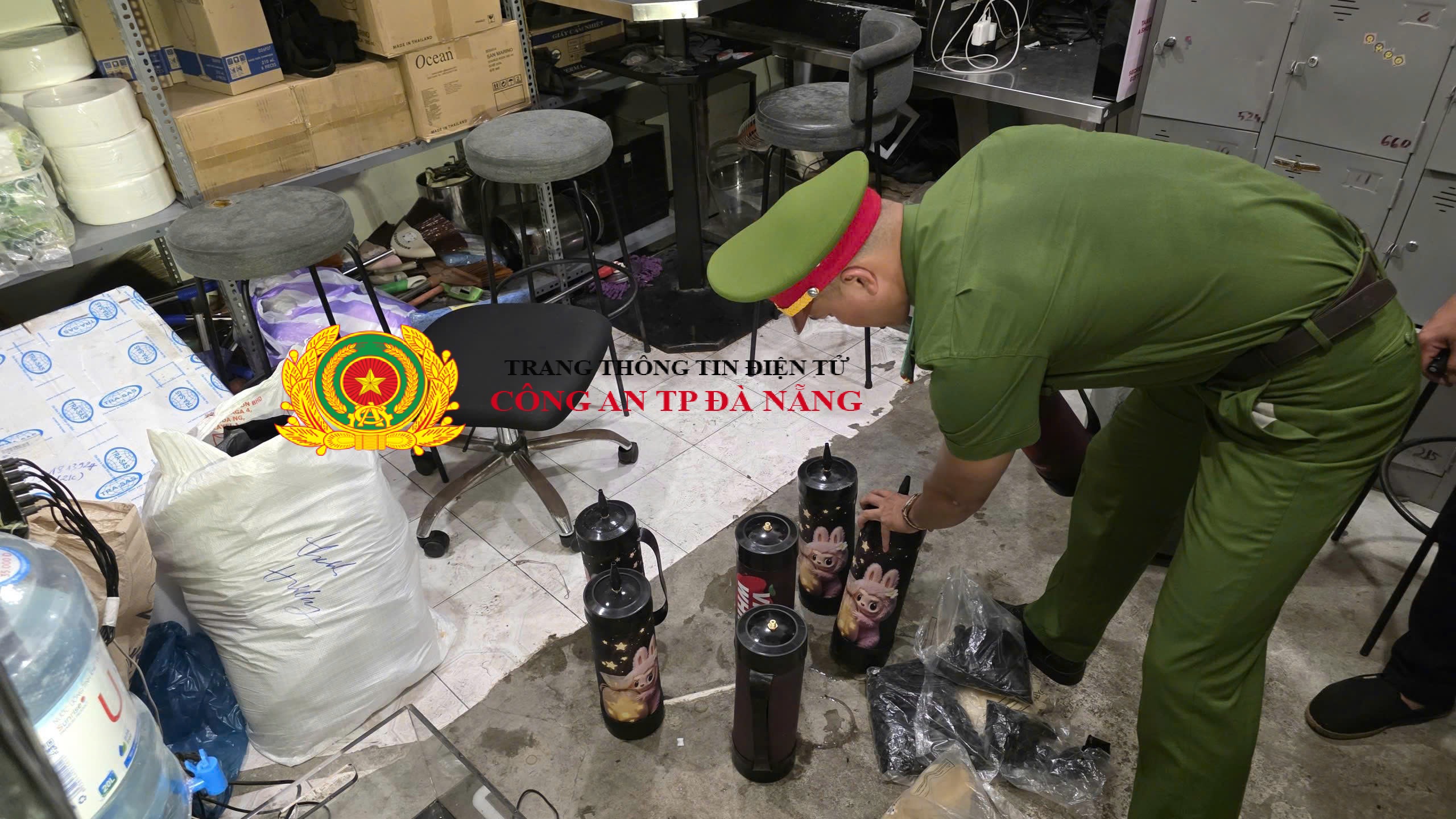Phát hiện khách dương tính với ma túy và kho hàng “đen” trong quán pub- Ảnh 2. Phát hiện khách dương tính với ma túy và kho hàng “đen” trong quán pub- Ảnh 2.