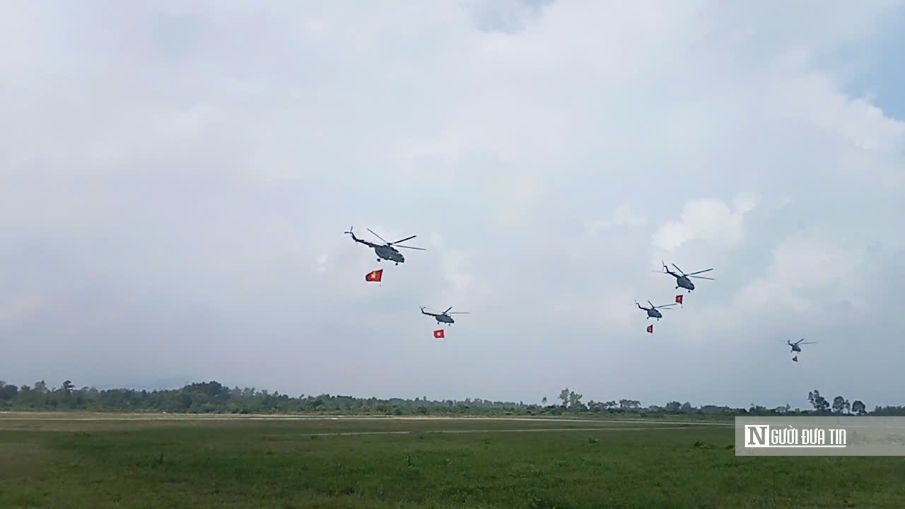 Tiêm kích Su-30MK2 bay lượn trên bầu trời Hà Nội- Ảnh 13. Tiêm kích Su-30MK2 bay lượn trên bầu trời Hà Nội- Ảnh 13.