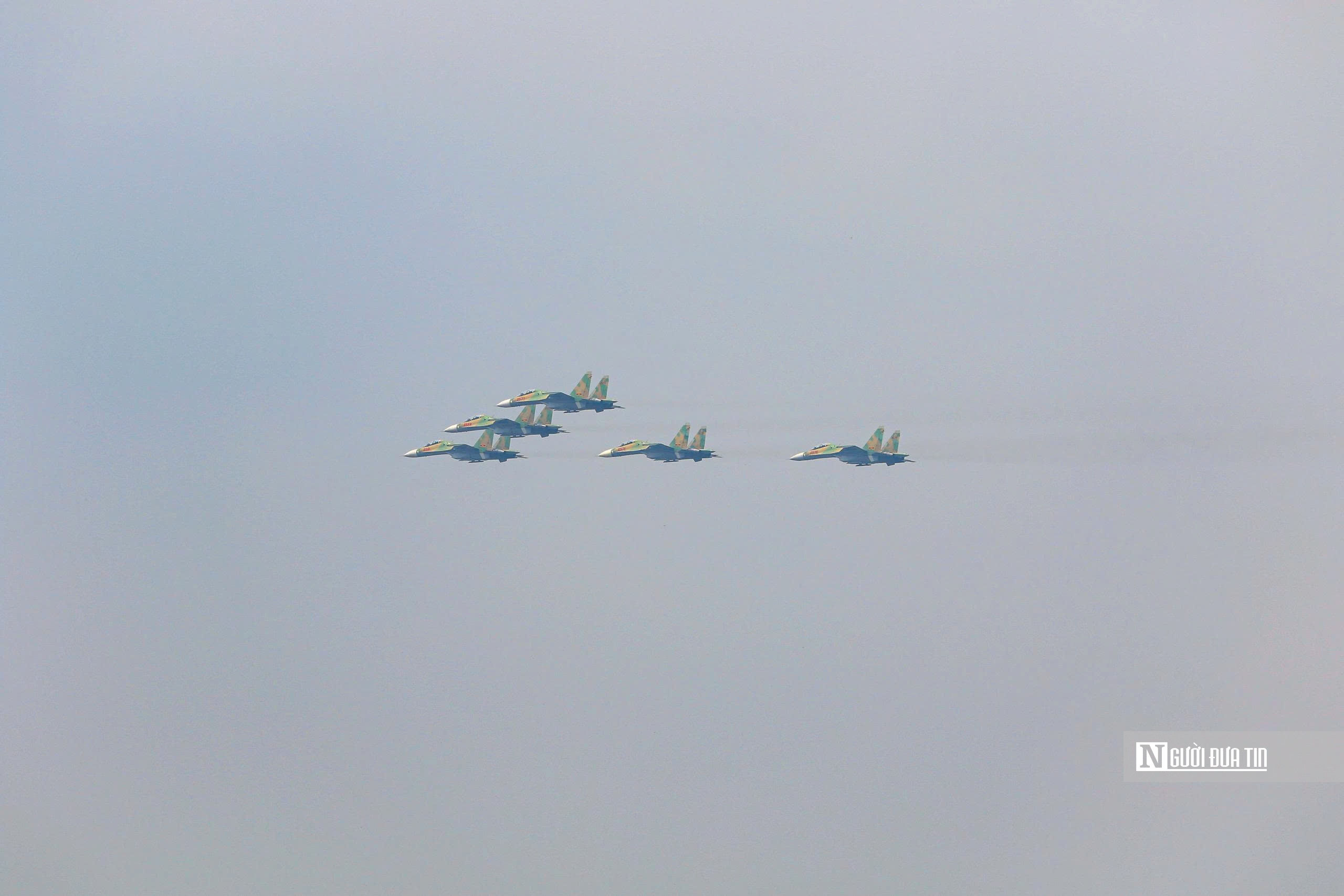 Tiêm kích Su-30MK2 bay lượn trên bầu trời Hà Nội- Ảnh 2. Tiêm kích Su-30MK2 bay lượn trên bầu trời Hà Nội- Ảnh 2.